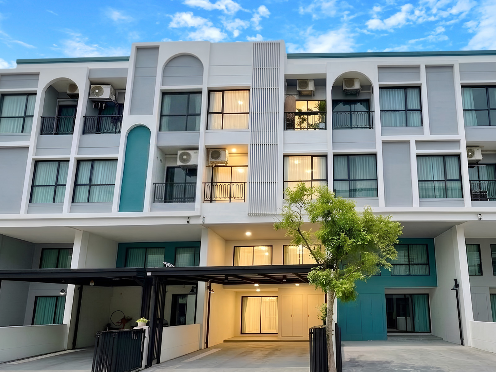 ขาย ทาวน์โฮม 3 ชั้นครึ่ง ม.เมซอง168 ลาดพร้าว101 ทำเลดี อยู่ต้นโครงการ เนื้อที่ 19.9 ตร.ว 3 ห้องนอน 3 ห้องน้ำ ต่อเติมโรงจอดรถ-ต่อเติมครัว ลงเสาเข็ม ใกล้สถานีรถไฟฟ้าสายสีเหลือง เซ็นทรัลอีสต์วิลล์