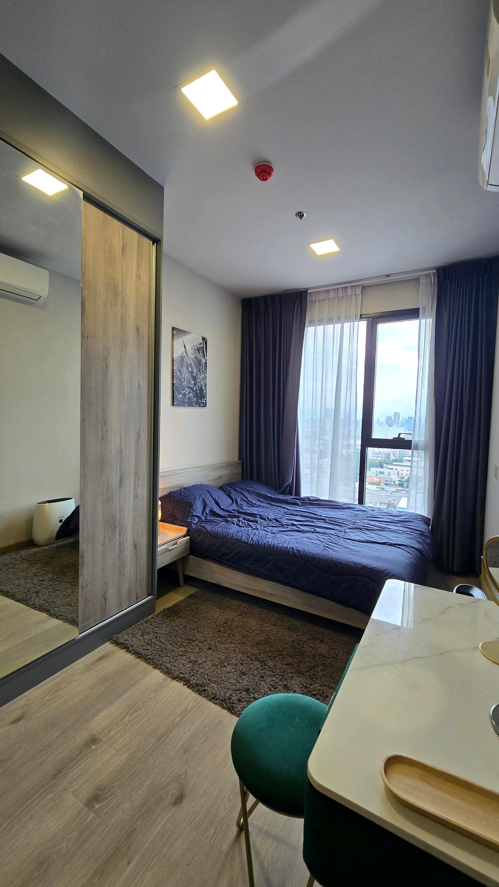 [Sale/Rent] Condo 1 Bed, ceiling height 2.7 m, private corner room. Answer the needs of working people