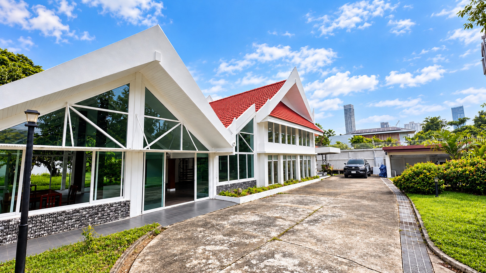For rent, 2-story house in the middle of Ekkamai 22, near BTS Ekkamai station, newly renovated, ready to move in. Suitable for residences and home offices. For rent, 2-story house in the middle of Ekkamai 22, near BTS Ekkamai station, newly renovated, ready to move in. Suitable for residences and home offices.