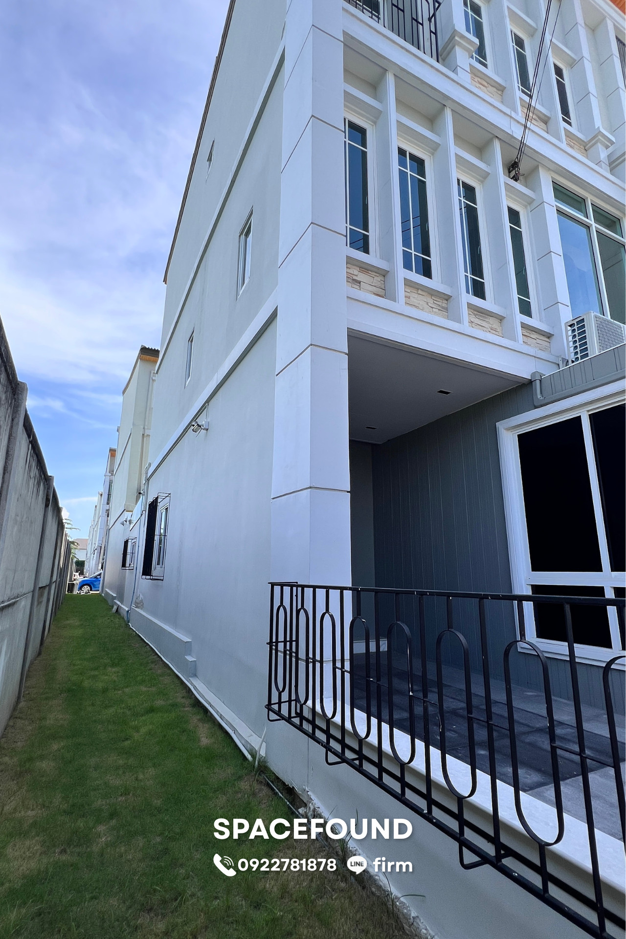 3-story townhome, corner unit, Golden City Sathorn 🌳 4 bedrooms, 4 bathrooms, built-in decorations, plus 6 air conditioners! Near BTS Wutthakat – รูปที่ 2