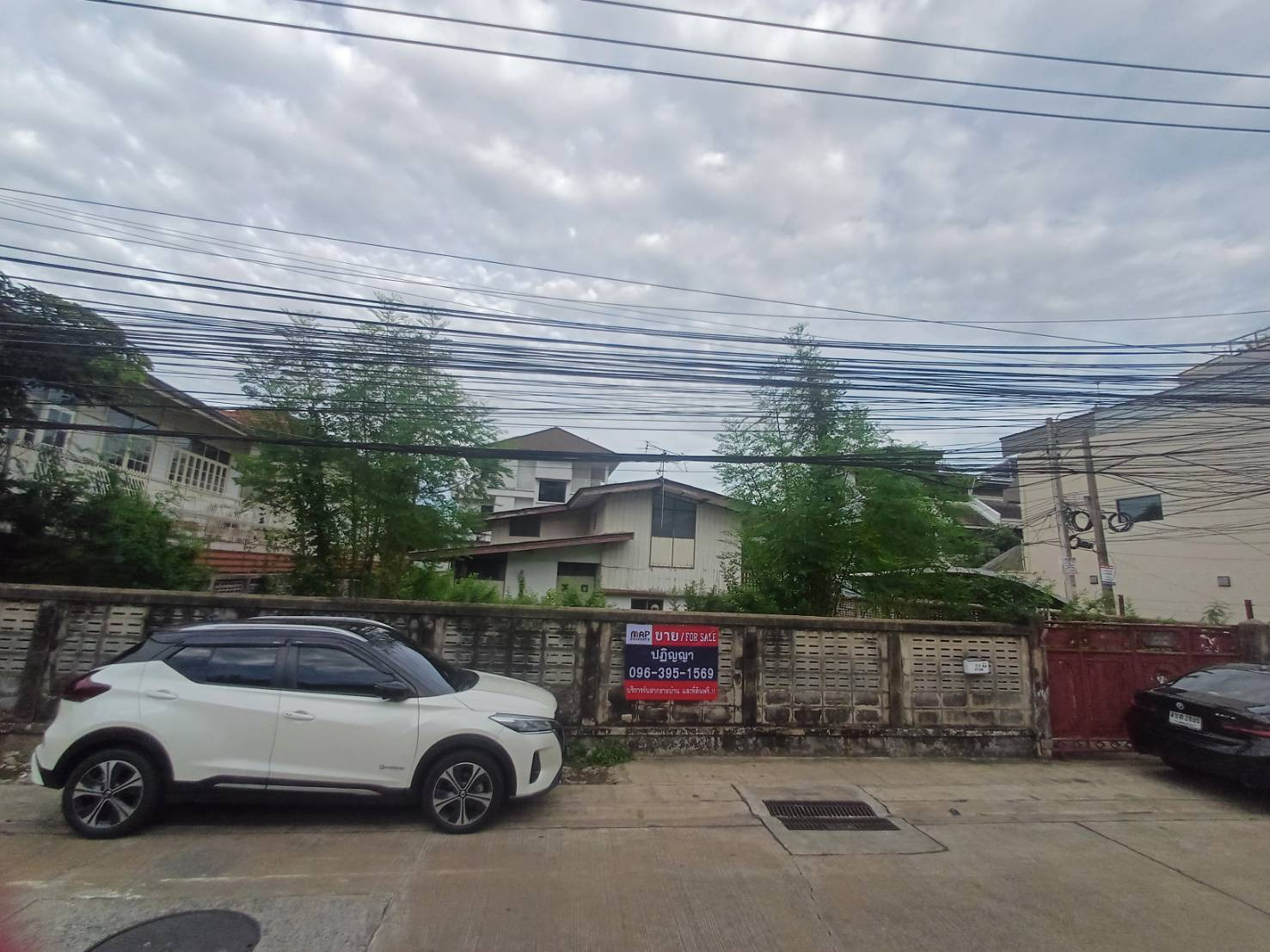 Land with buildings in the heart of Bangkok, Phahonyothin Soi 8, convenient access from multiple rou Land with buildings in the heart of Bangkok, Phahonyothin Soi 8, convenient access from multiple rou