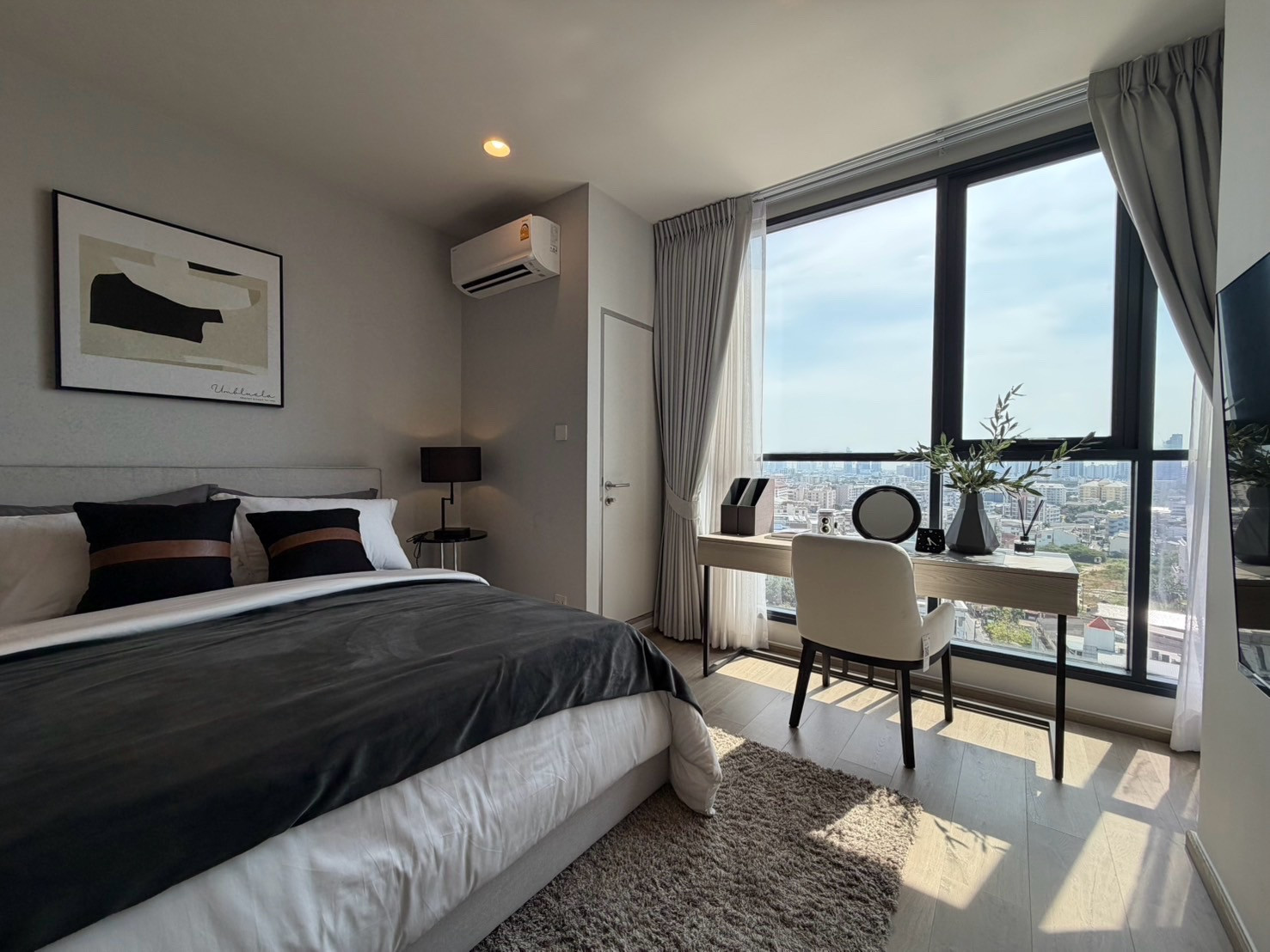 The Crown Residence, Rama 4-Sathorn location, near One Bangkok, with special promotions from the project.