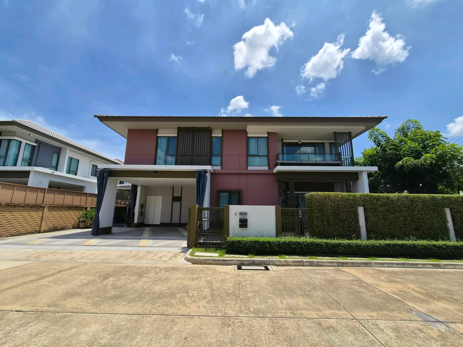 Single house Burasiri Ratchapruek 345, beautiful house, corner house, spacious, near the playground, complete functions. Single house Burasiri Ratchapruek 345, beautiful house, corner house, spacious, near the playground, complete functions.