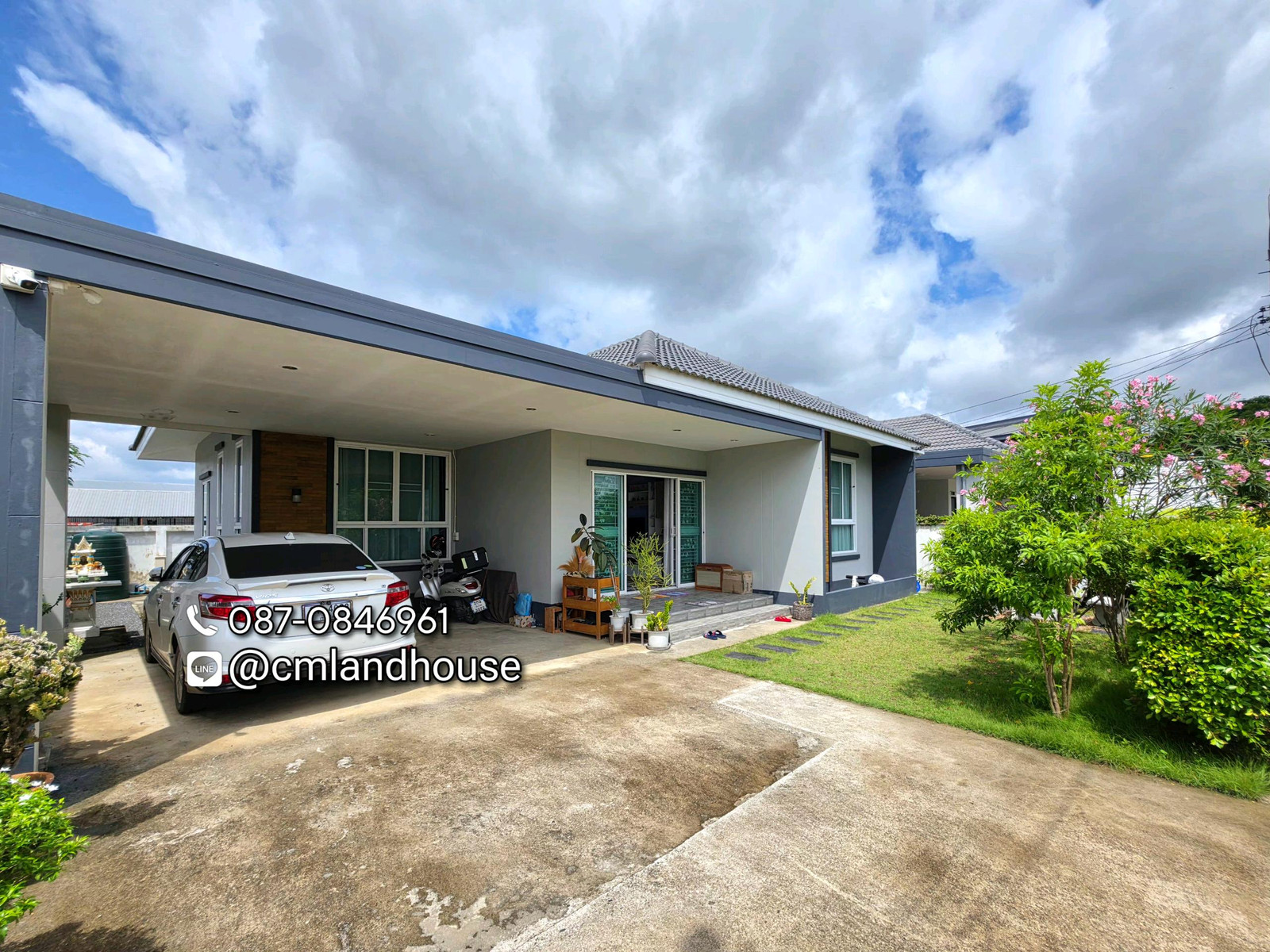 Beautiful house, 68 sq m., for sale below appraisal, San Kamphaeng District, close to Mae Market, 1.5 km., near the city 12 km., 6 year old house, free air conditioning, complete furniture.