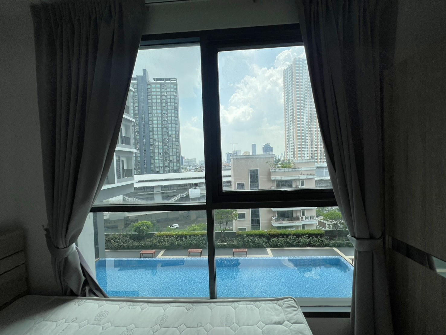 ให้เช่า คอนโดไอดีโอ โมบิ สาทร (Ideo Mobi Sathorn) 23 ตรม.  วิวสระว่ายน้ำ สวยมาก ใกล้ BTS กรุงธนบุรี
