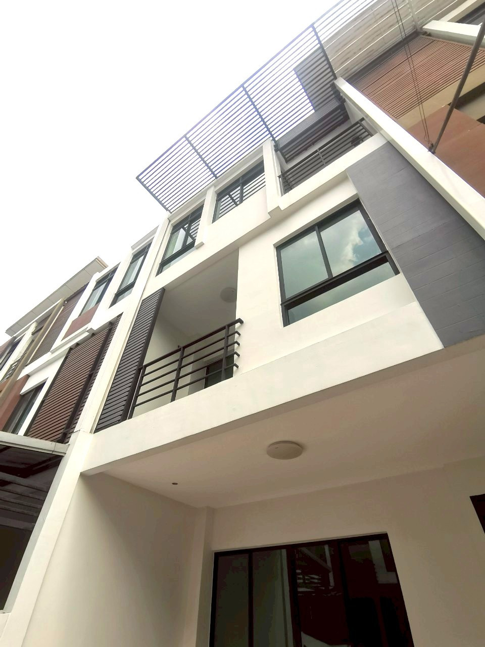 Townhome for rent, Signature Ekkachai 64/5, newly renovated, near Central Rama 2. Townhome for rent, Signature Ekkachai 64/5, newly renovated, near Central Rama 2.