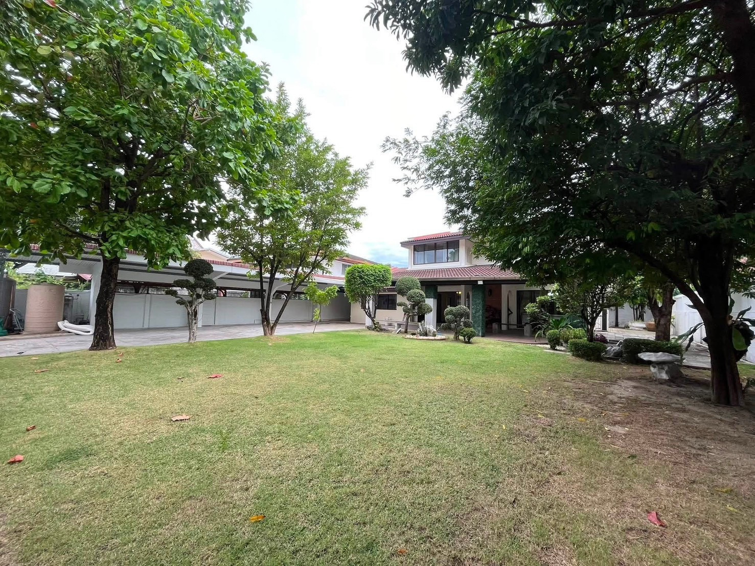 Single house for sale Panya Village Pattanakarn 30 !!! Rare Item Best location of the project next to the main road /220 sq m/350 sq m/5B4B1Living2Maidroom /38 MB. Single house for sale Panya Village Pattanakarn 30 !!! Rare Item Best location of the project next to the main road /220 sq m/350 sq m/5B4B1Living2Maidroom /38 MB.