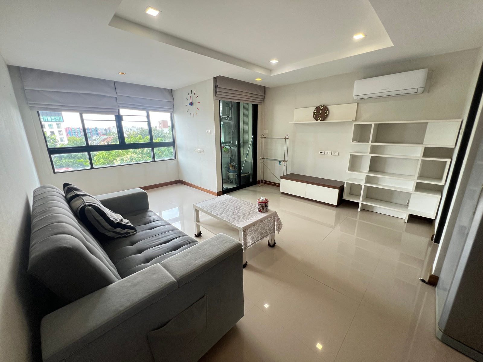 Urgent sale, Condo J.W.City Ratchada 32, size 46 sq m., spacious room, good location, near both MRT Lat Phrao and BTS Ratchayothin. Urgent sale, Condo J.W.City Ratchada 32, size 46 sq m., spacious room, good location, near both MRT Lat Phrao and BTS Ratchayothin.