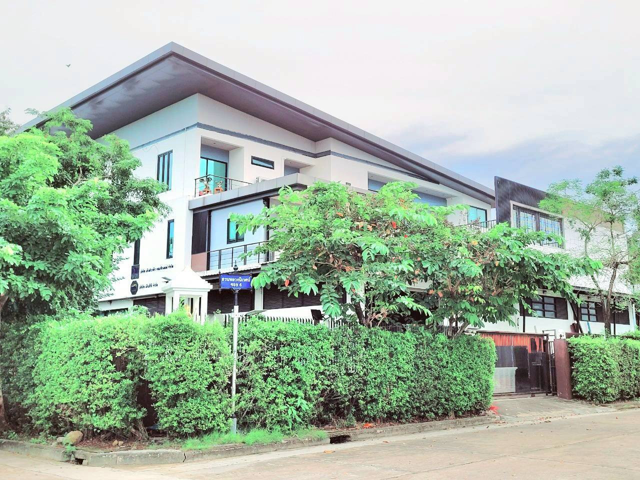 โฮมออฟฟิส ใกล้สวนหลวง ร.9 เนื้อที่เกือบ 1 ไร่ ราคาดี หิ้วกระเป๋าพร้อมอยู่ได้เลย โฮมออฟฟิส ใกล้สวนหลวง ร.9 เนื้อที่เกือบ 1 ไร่ ราคาดี หิ้วกระเป๋าพร้อมอยู่ได้เลย