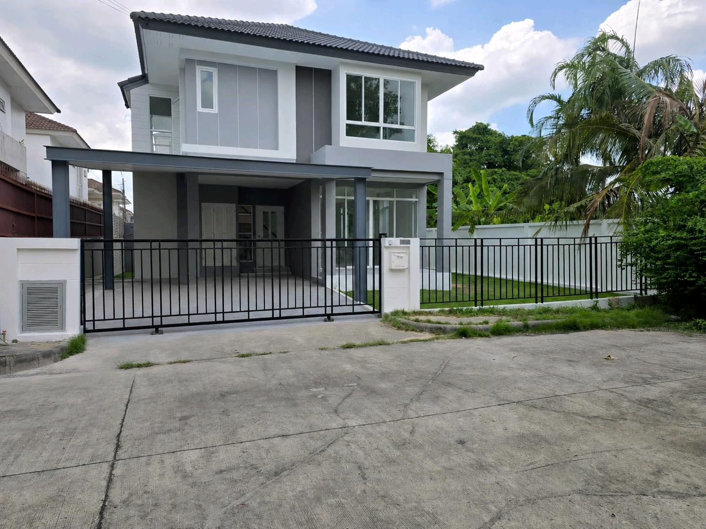 💫Single house for sale, Trendy Thara Ramkhamhaeng💫
🏡Renovated house, complete functions, location Ramkhamhaeng-Saphan Sung.
✨Newly renovated, ready to move in
✨Land area 56 square meters
✨Usable area 160.17 square meters
✨Full functions: 4 bedrooms, 3 ba 💫Single house for sale, Trendy Thara Ramkhamhaeng💫
🏡Renovated house, complete functions, location Ramkhamhaeng-Saphan Sung.
✨Newly renovated, ready to move in
✨Land area 56 square meters
✨Usable area 160.17 square meters
✨Full functions: 4 bedrooms, 3 ba