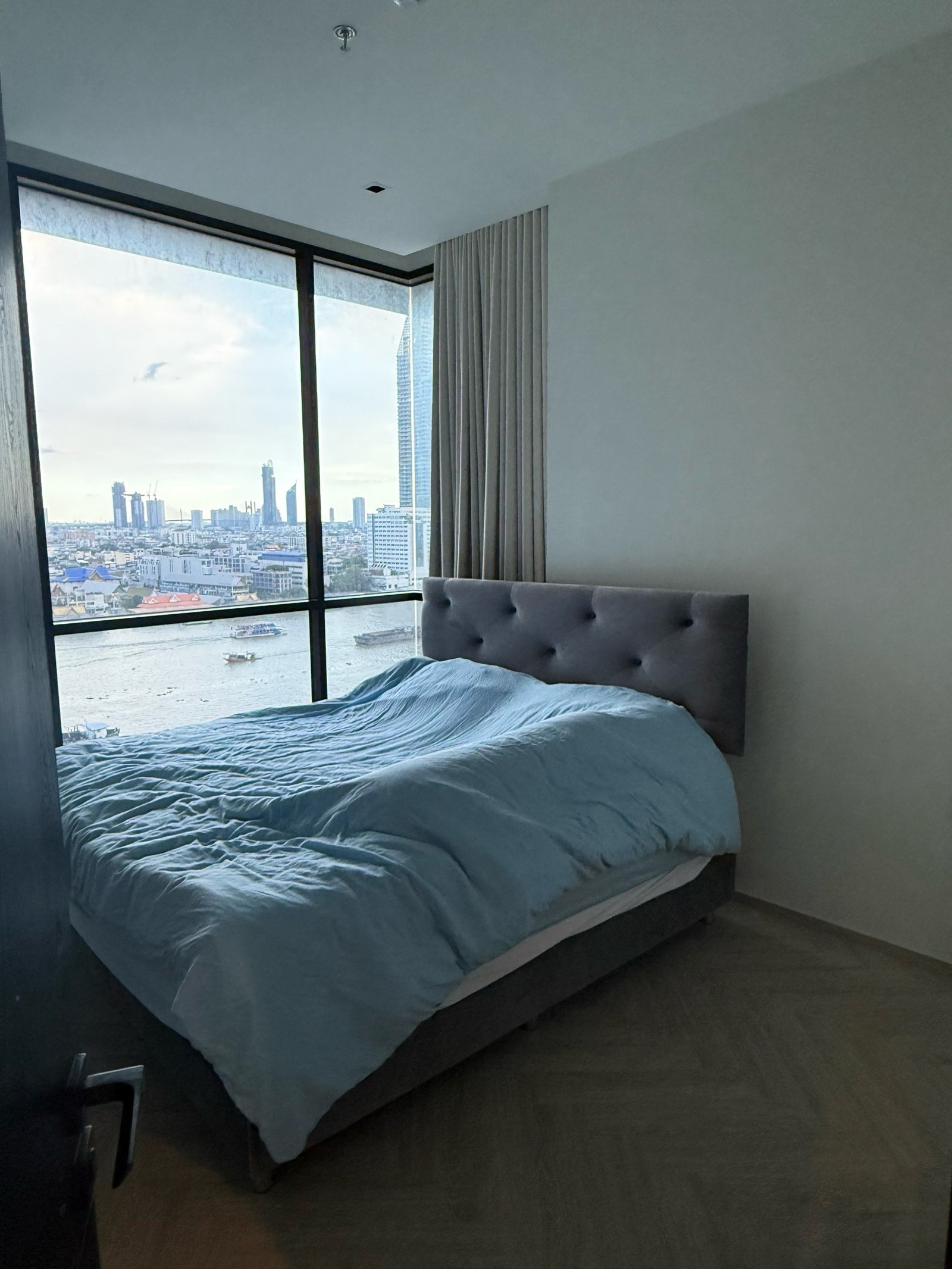 Room available for rent 35,000- / month Condo Chapter Charoen Nakhon-Riverside Room available for rent 35,000- / month Condo Chapter Charoen Nakhon-Riverside