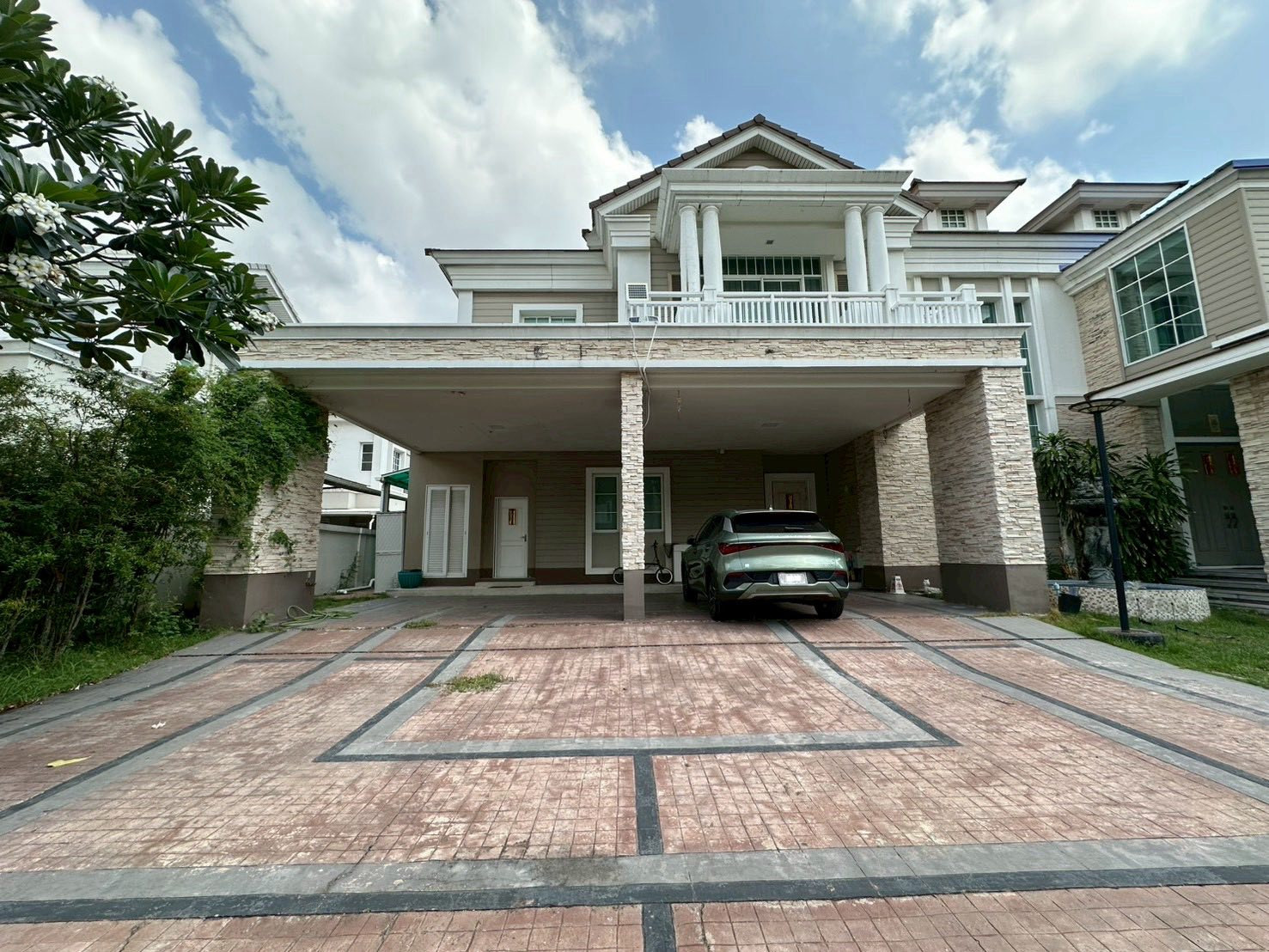 Single house, Narasiri Bangna Village, Narasiri Bangna. Single house, Narasiri Bangna Village, Narasiri Bangna.