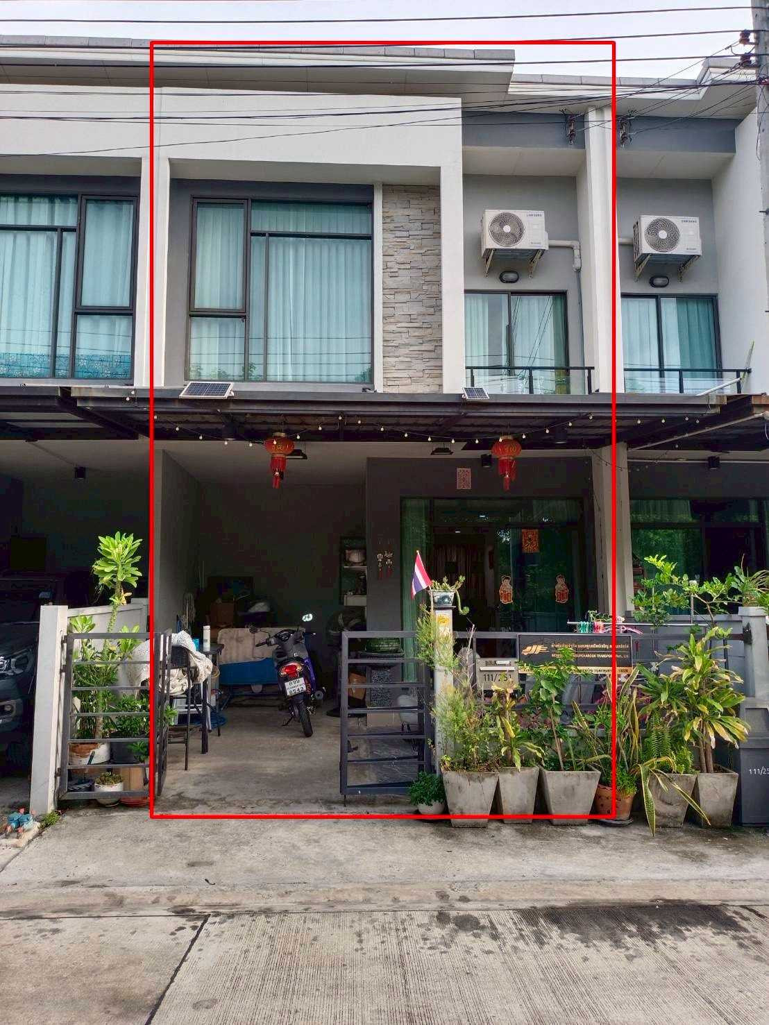 Pleno Phahon Yothin-Watcharaphon 1, near the Green Line, Sai Yut Station and Saphan Mai Station. Pleno Phahon Yothin-Watcharaphon 1, near the Green Line, Sai Yut Station and Saphan Mai Station.