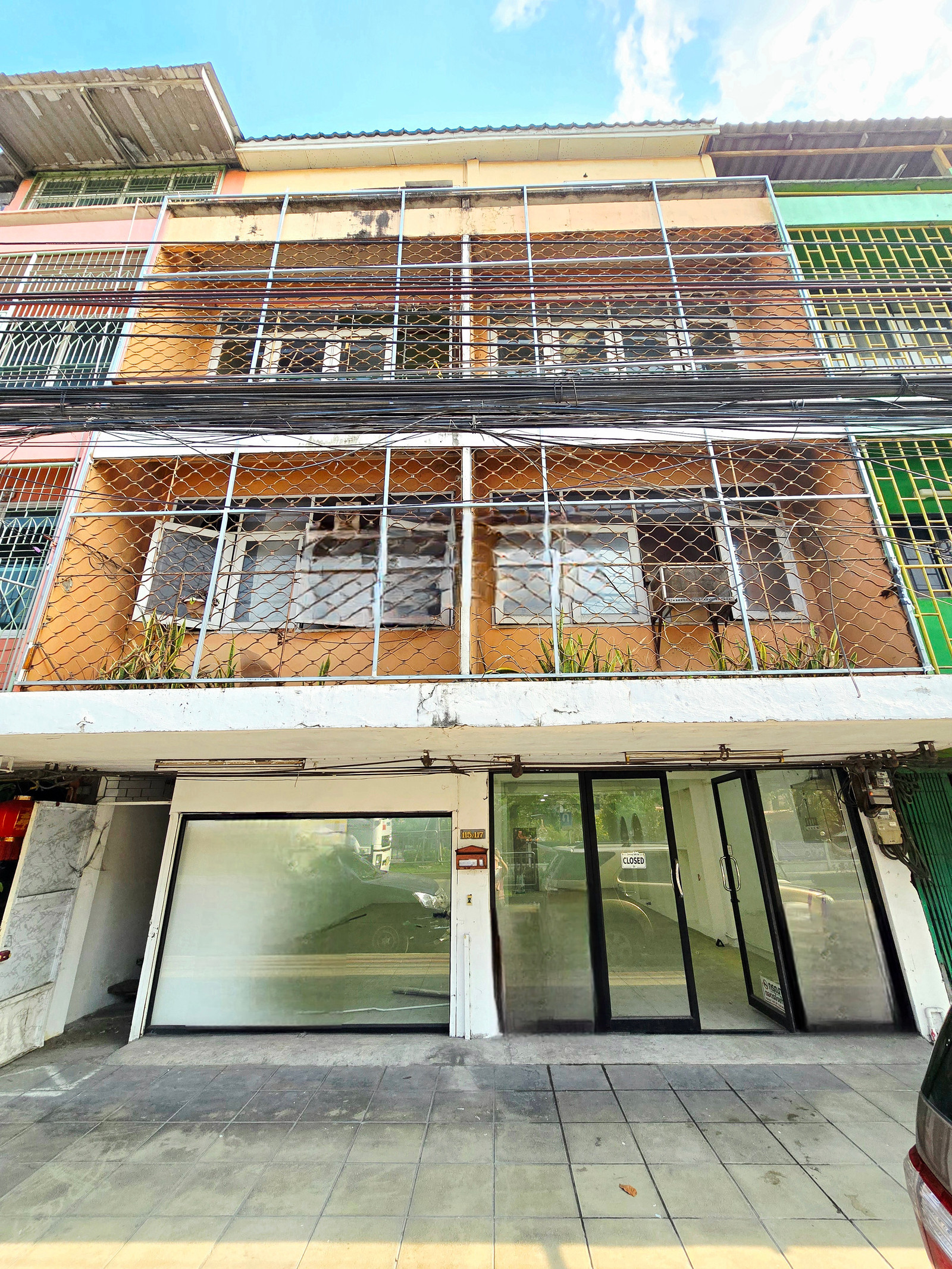 🏢 4-story building, 2 units, next to Sanphawut Road. Near Sukhumvit Road, in front of Condo Regent, 5,000 rooms.