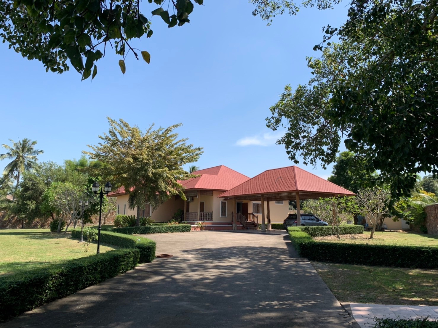 Land next to the road, size 2 rai, with house, near Map Prachan Reservoir, 3 minutes. Land next to the road, size 2 rai, with house, near Map Prachan Reservoir, 3 minutes.