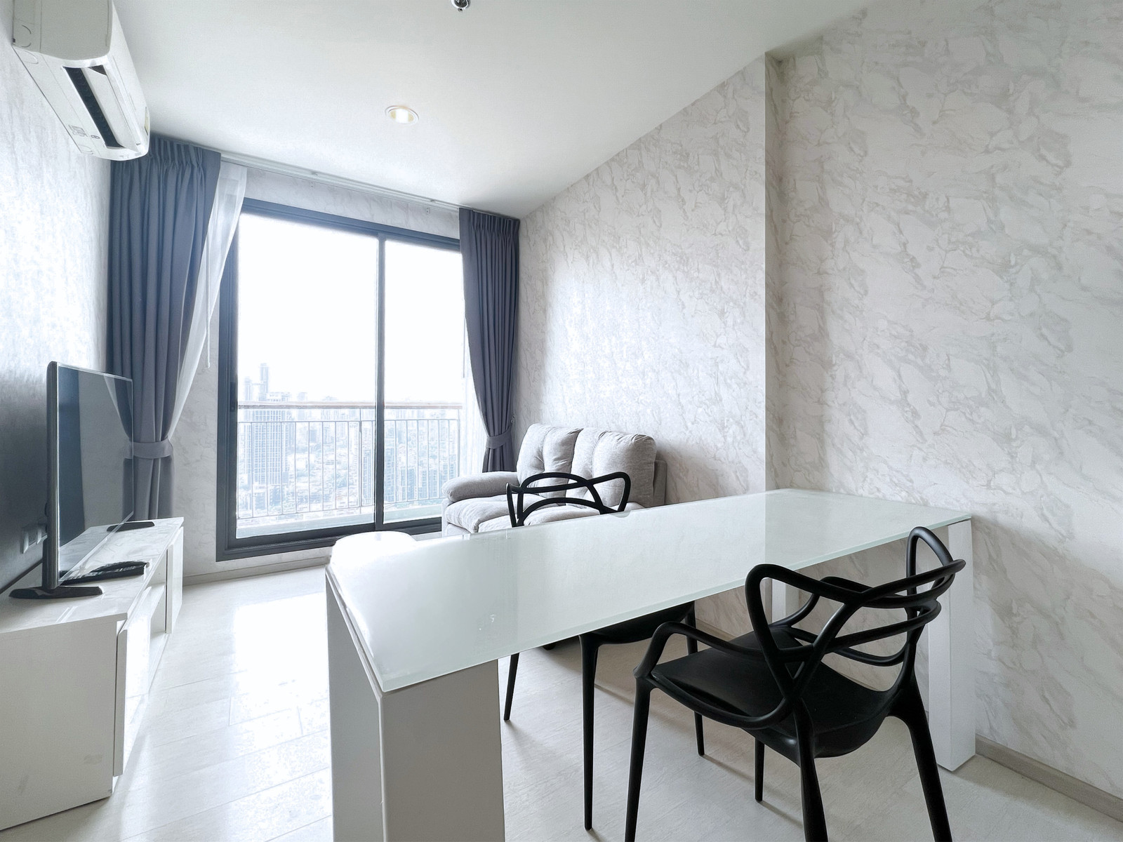 ให้เช่า พร้อมอยู่ ! Rhythm Sukhumvit 42 ใกล้รถไฟฟ้า BTS เอกมัย เพียง 200 เมตร