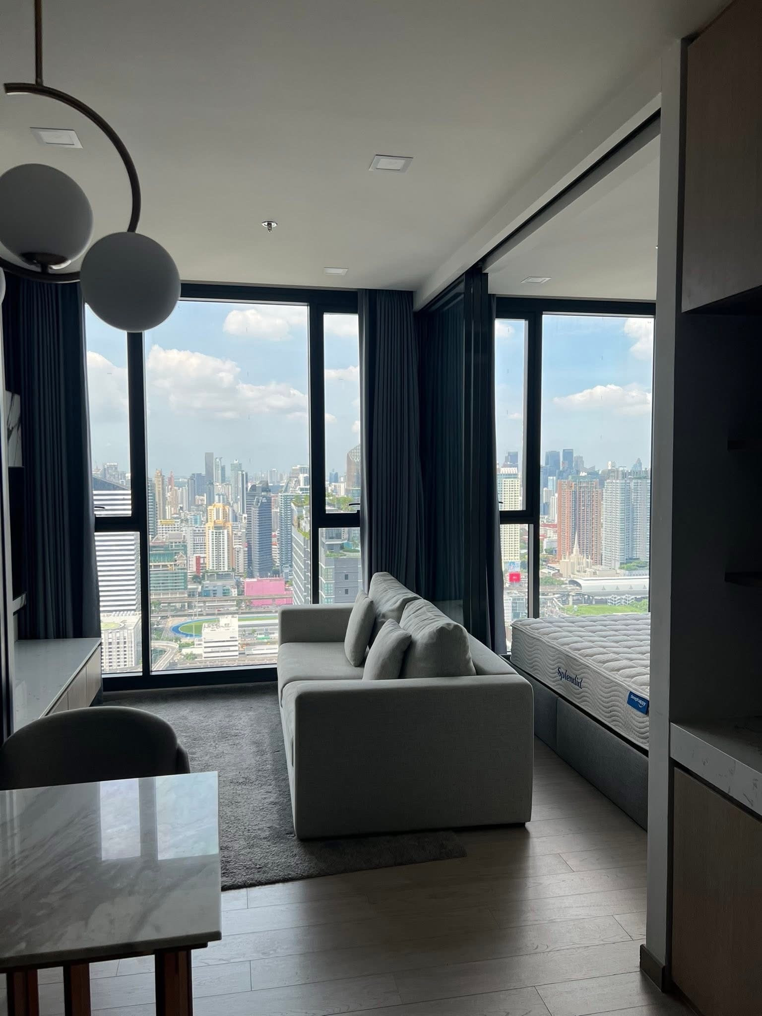🌟Luxury condo in the heart of New CBD Rama 9, beautiful room, fully decorated. Panoramic city view, high floor, ready to move in 🌆

✨ For rent One9Five Asoke-Rama 9 ✨