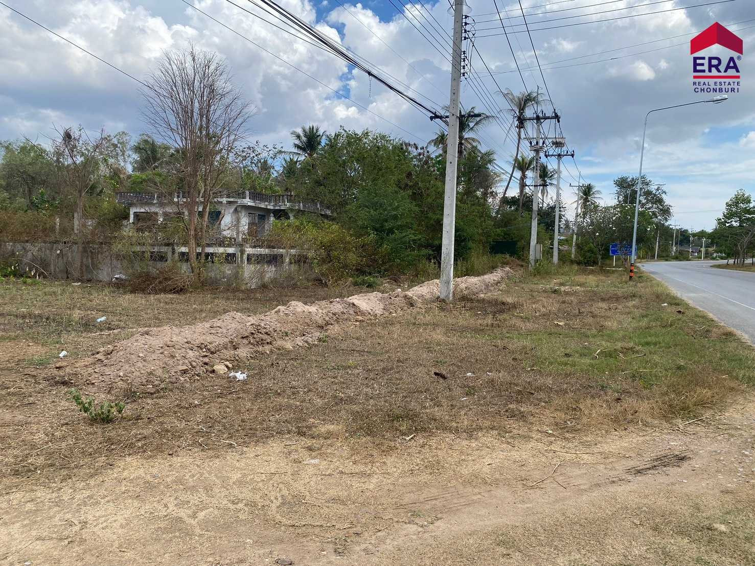 Large plot of land 23 rai 1 ngan 12.4 sq m., next to the main road, Tha Yang District, Phetchaburi Province.