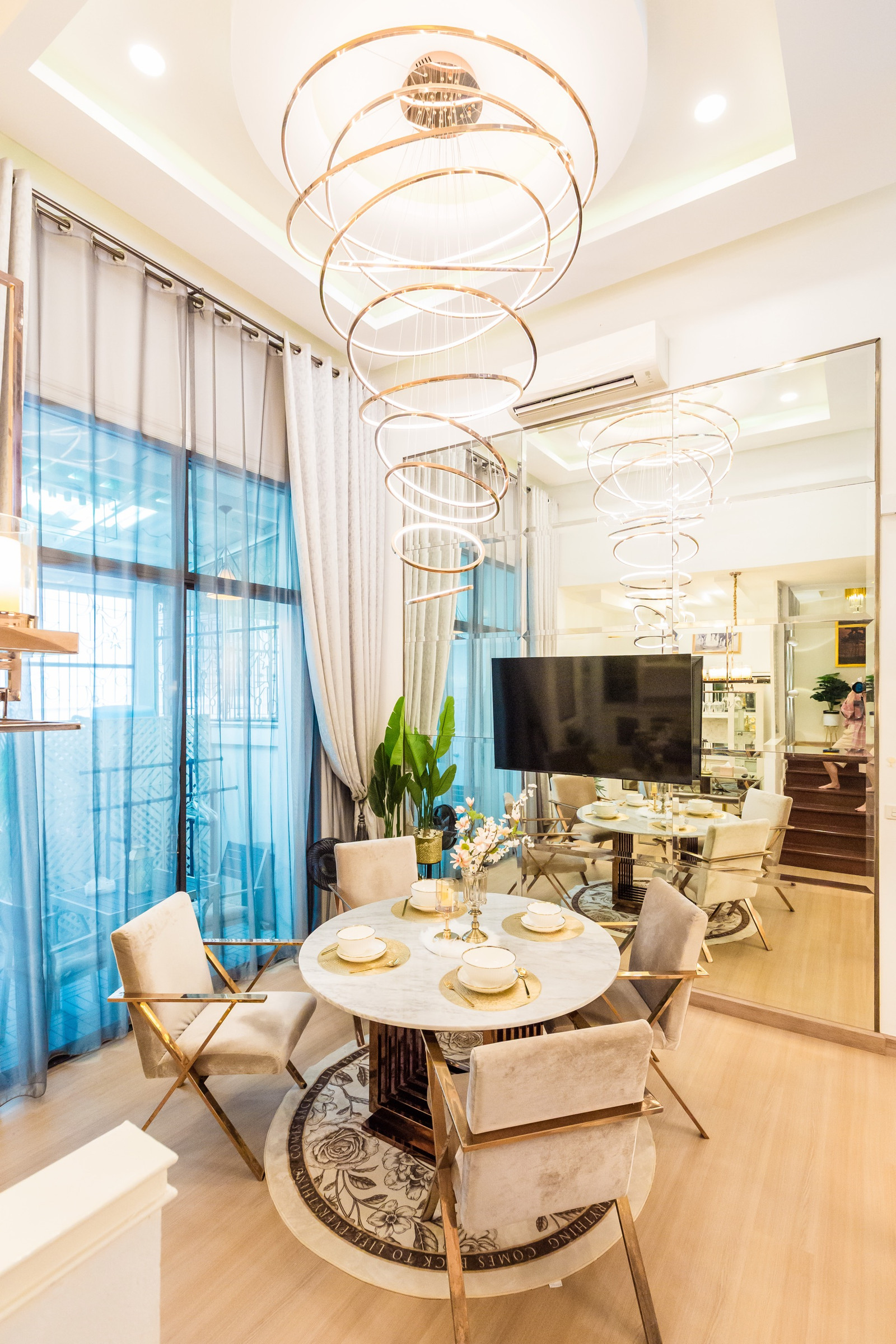 Urgent sale! Luxurious townhouse, walking distance to Central Eastville.