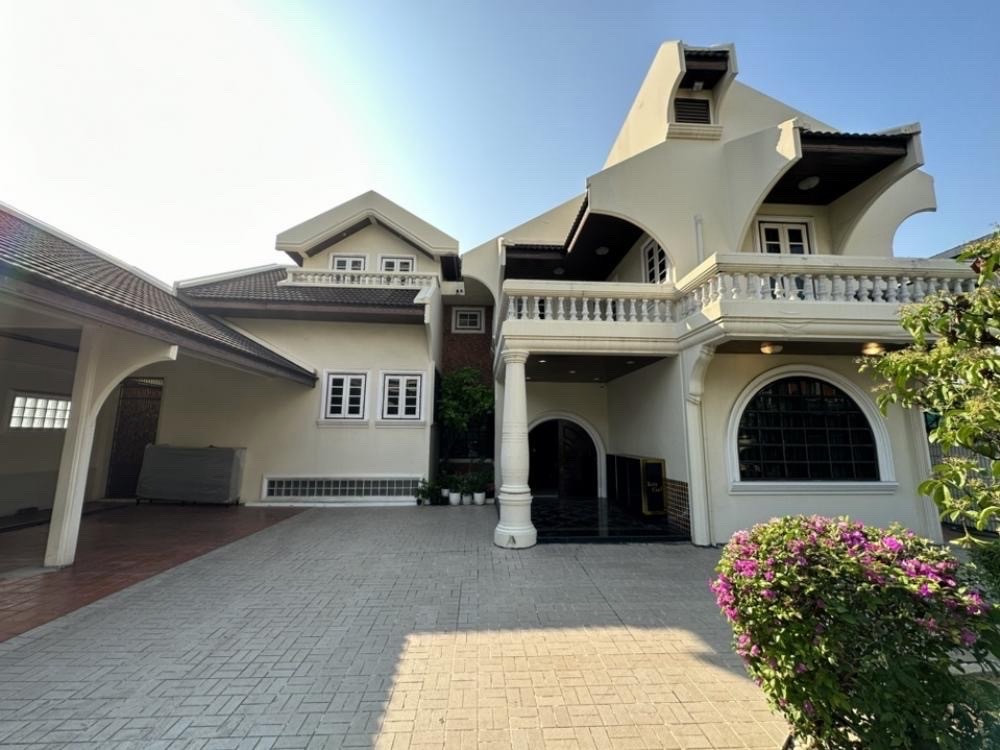 🏡✨ Large detached house for rent in Sathorn - Narathiwat area | Usable area 800 sq m | Parking for more than 10 cars. 🏡✨ Large detached house for rent in Sathorn - Narathiwat area | Usable area 800 sq m | Parking for more than 10 cars.