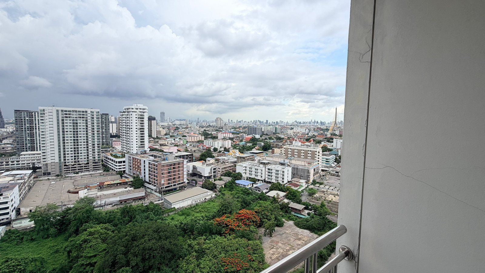Lumpini Suite Pinklao sold below appraisal. Ready to move in room, 20th floor, open city view, fully furnished, separate kitchen, 2 air conditioners, bathtub and water heater. Lumpini Suite Pinklao sold below appraisal. Ready to move in room, 20th floor, open city view, fully furnished, separate kitchen, 2 air conditioners, bathtub and water heater.