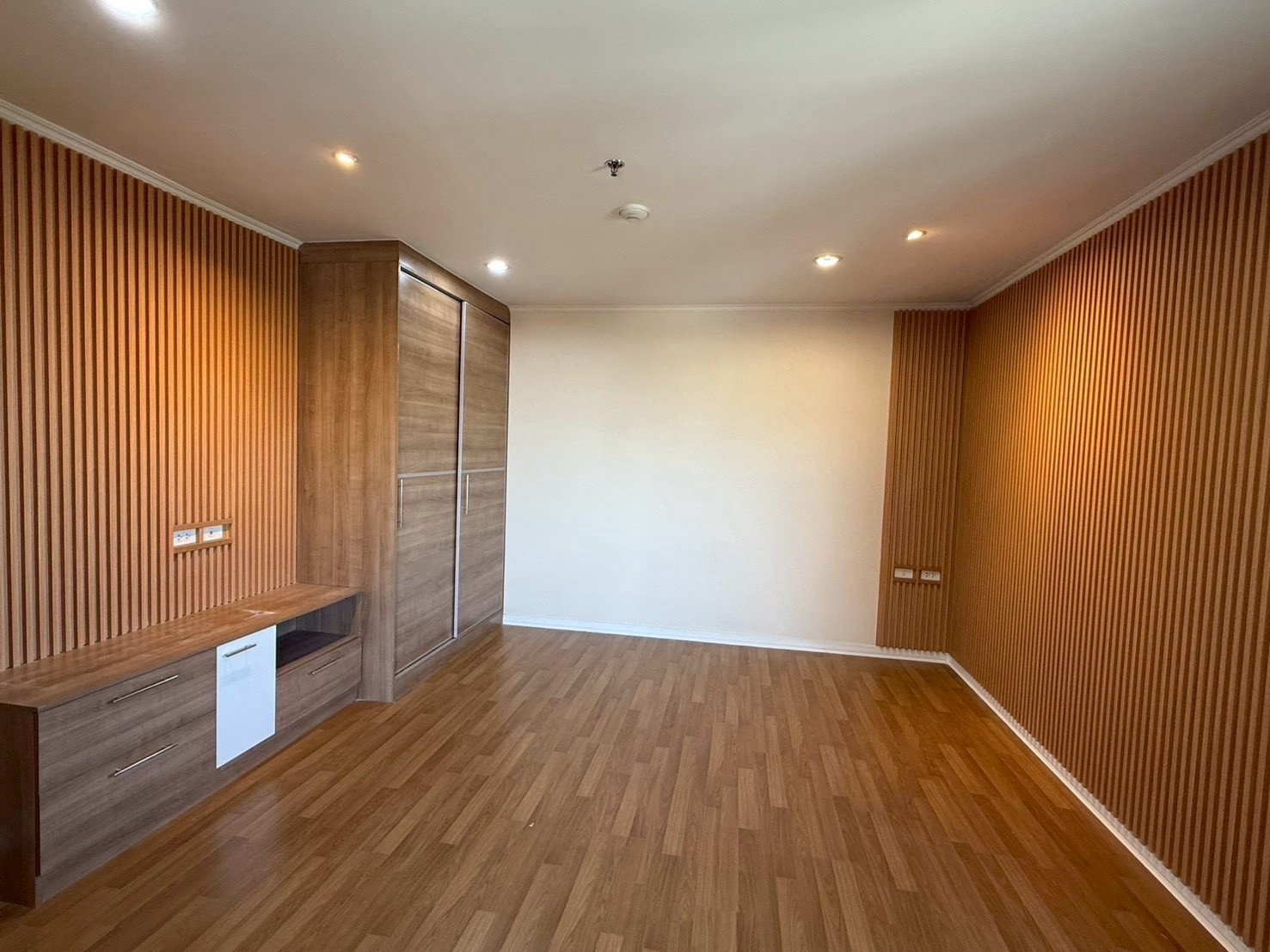 2 ห้องนอน 2 ห้องน้ำ ห้องมุมวิวดีมาก ราคาเพียง 3.6 ล้านบาท ! – รูปที่ 4