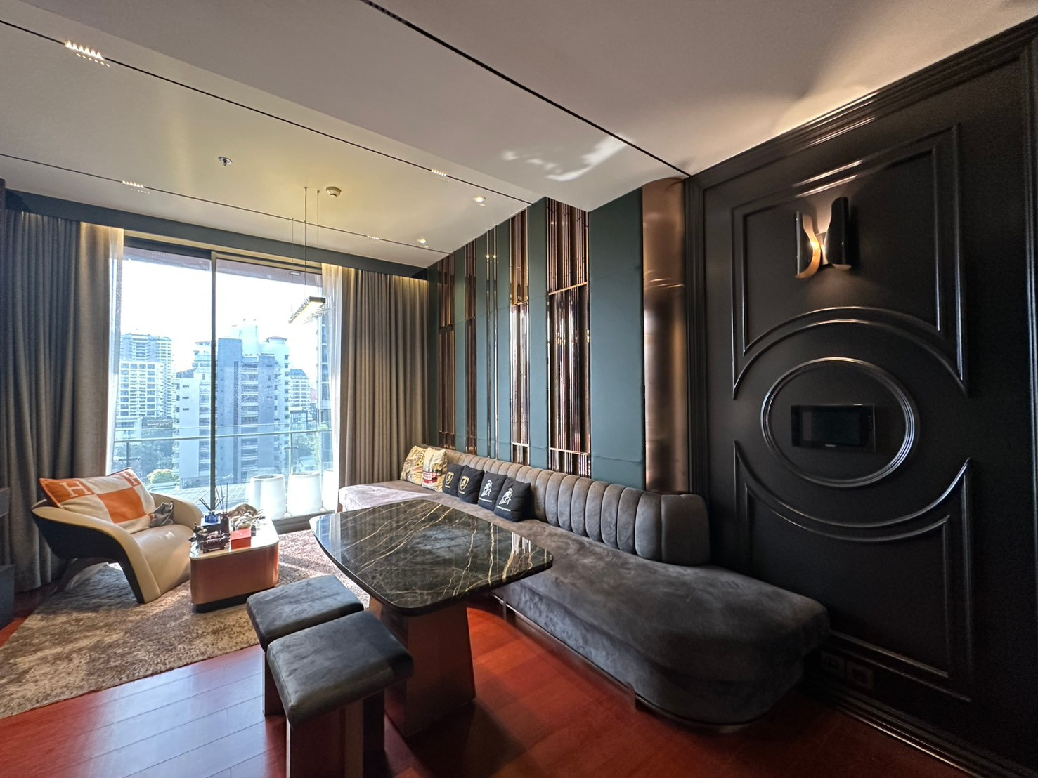 When luxury meets uniqueness Thus, life was born in the style of KHUN by YOO (heavily decorated).