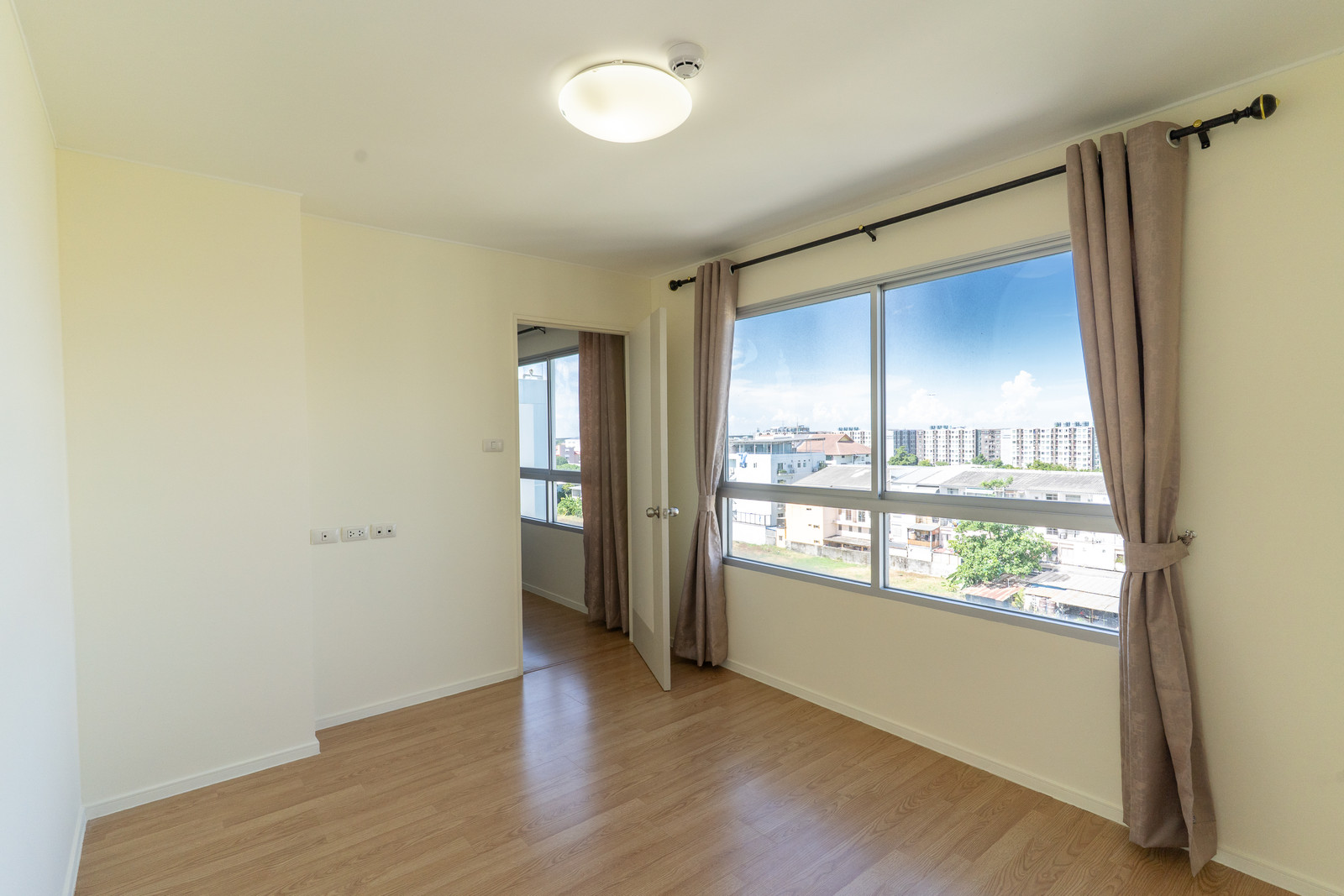 📣 Condo for sale, large room Near Suvarnabhumi Airport [ sells] Combine room 52 sq m (2 bedrooms, 2 bathrooms, 2 parking spaces) | High floor, east side, near Suvarnabhumi Airport | New condition, never lived in | Price negotiable.