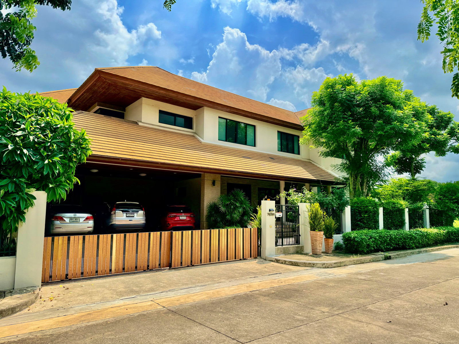 Luxury Single House for Sale: 243 Sq.W. at Panya Indra P1 | 560 Sq.M. Usable Area | South-Facing (Excellent Feng Shui) with a Stunning Koi Pond &amp; Lush Backyard Garden!  Located Near Panya Indra Golf Club