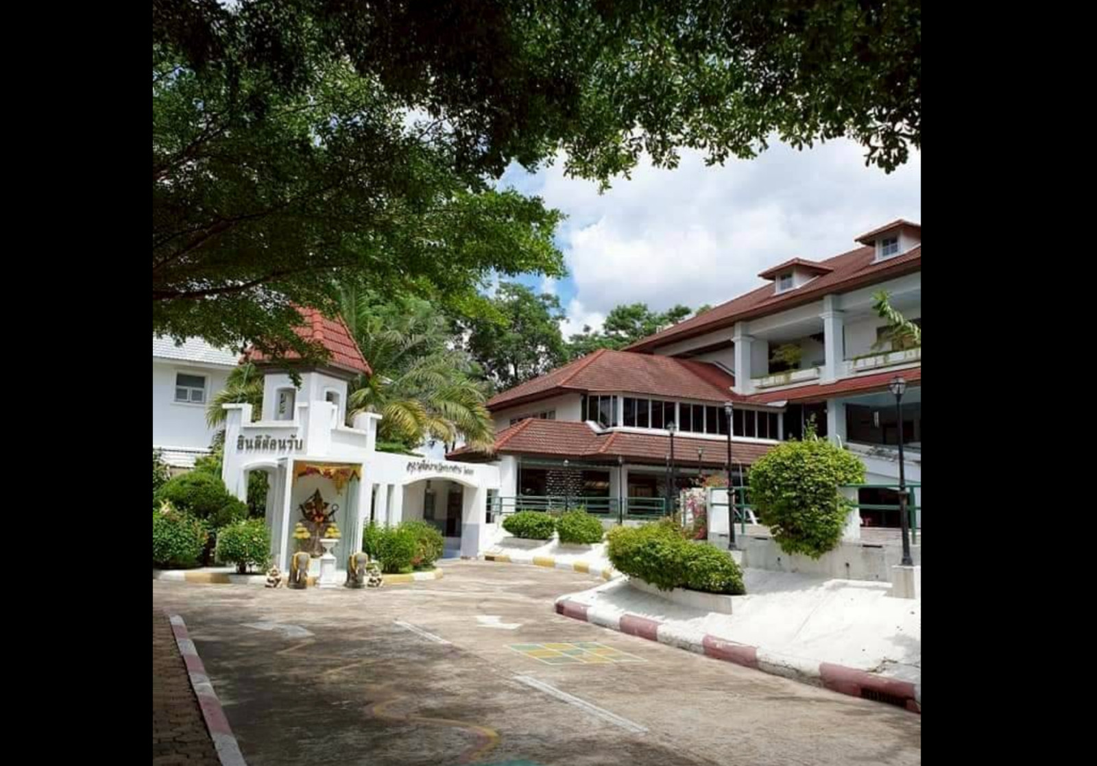 ที่ดินพร้อมอาคารและสระว่ายน้ำ พร้อมที่จอดรถ – รูปที่ 2