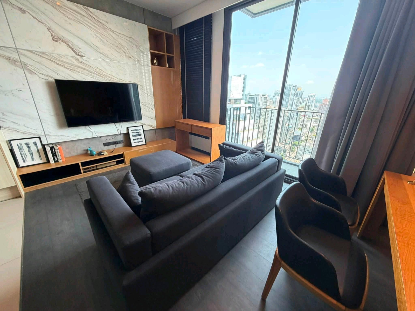 ✨ Large room, 2 bedrooms, high floor, in the heart of Asoke — Fully Furnished, close to both BTS and MRT, ready to move in immediately!