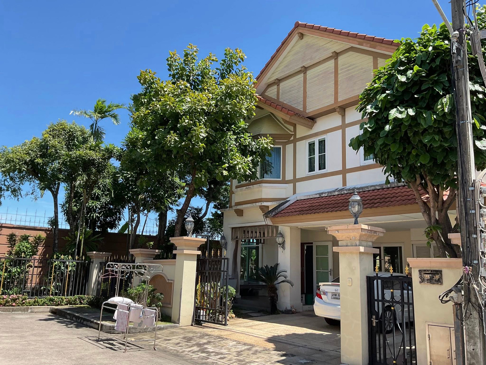 🔥For sale, 2-storey luxury detached house, Laddarom Watcharaphon project, corner house, resort style with guest house ✨Superb location, close to the expressway, just 1 minute. 🔥For sale, 2-storey luxury detached house, Laddarom Watcharaphon project, corner house, resort style with guest house ✨Superb location, close to the expressway, just 1 minute.