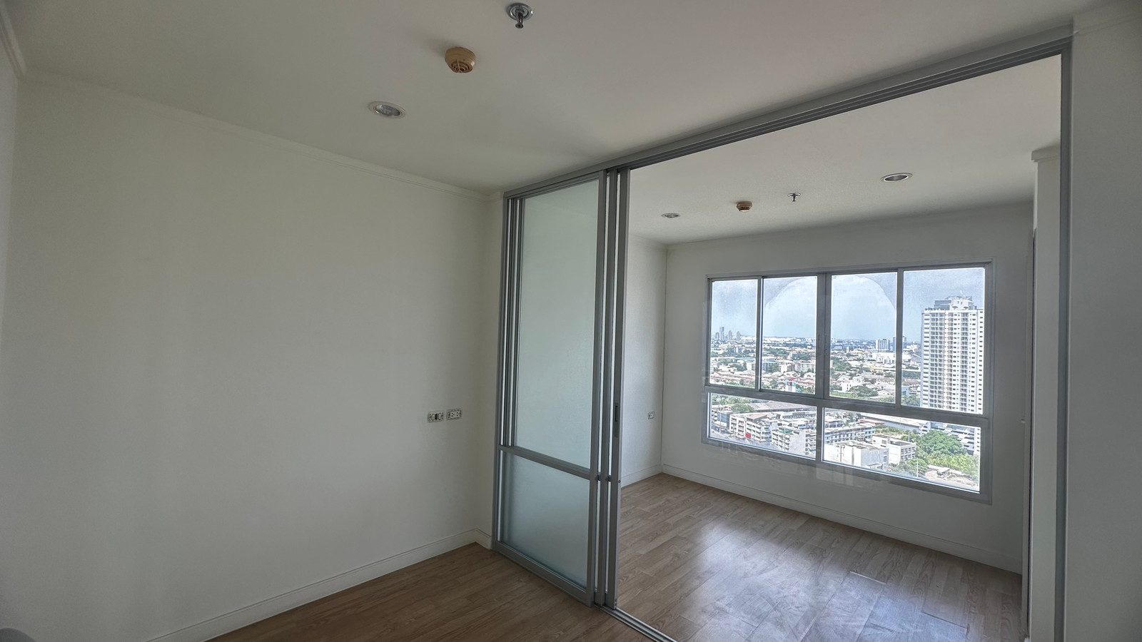 Condo for sale Lumpini Ville Chaengwattana - Pak Kret Station, studio room 21.49 sq m. Room in good condition, free furniture and electrical appliances, only 1,200,000 baht. If interested in making an appointment to view, contact Line: minniemah, very qui Condo for sale Lumpini Ville Chaengwattana - Pak Kret Station, studio room 21.49 sq m. Room in good condition, free furniture and electrical appliances, only 1,200,000 baht. If interested in making an appointment to view, contact Line: minniemah, very qui