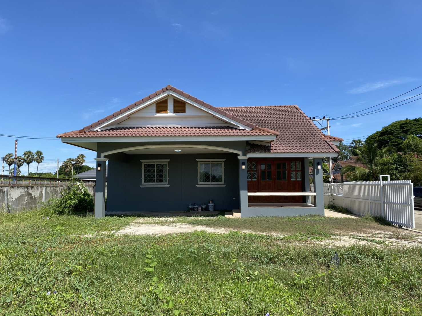 Single house with land for sale next to the Nan River. The atmosphere is quiet. Single house with land for sale next to the Nan River. The atmosphere is quiet.