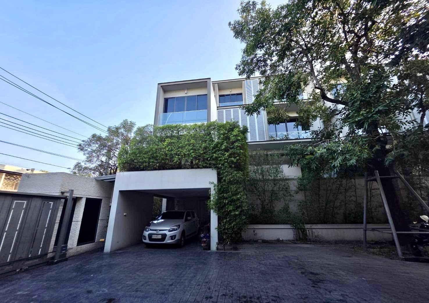 House for rent Ekkamai soi 10: 556sqm. 4bed 4.5bath+1 maid Private Pool 250,000/mth. Am: 0656199198