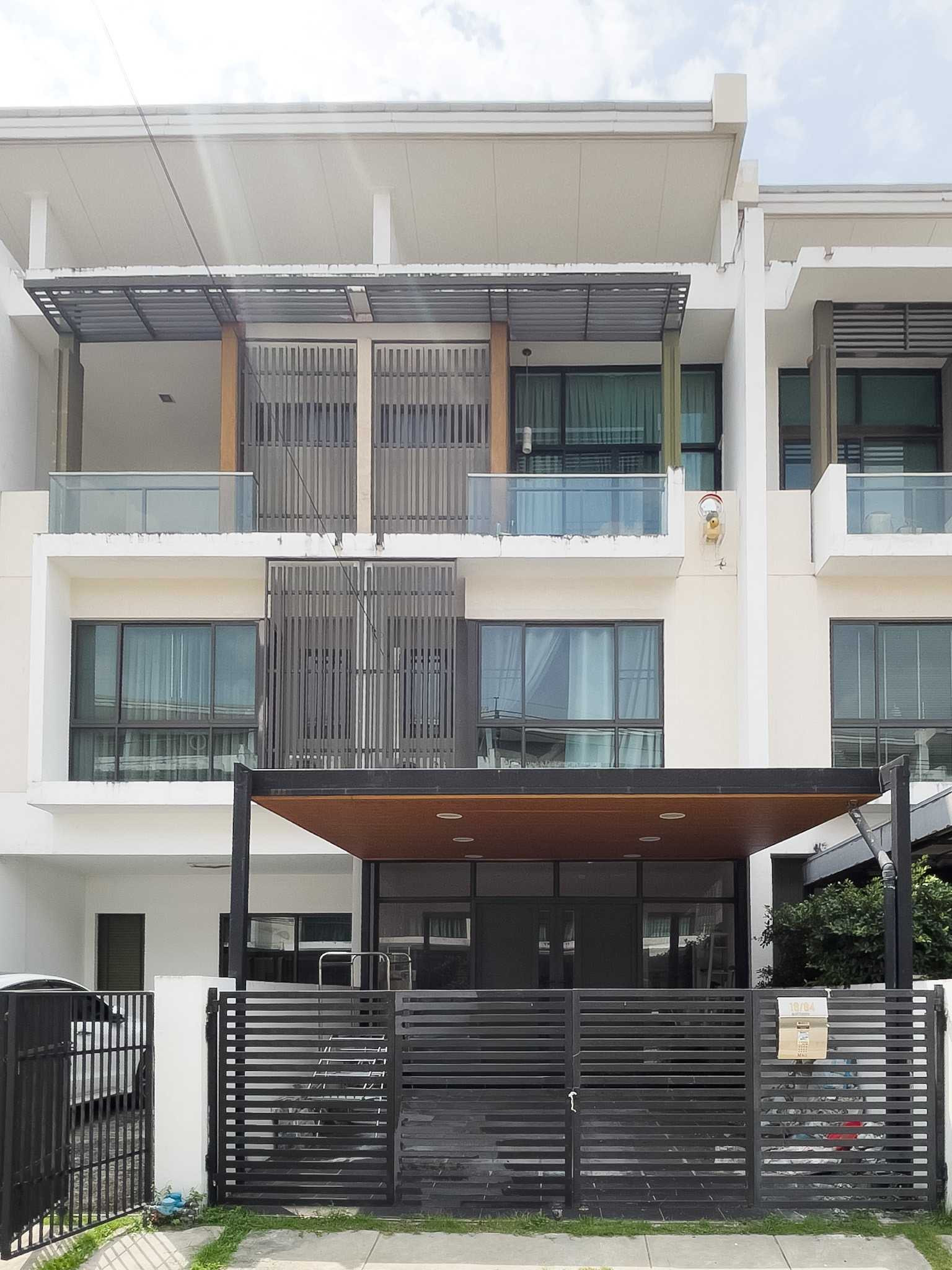 Townhome The Terrace Ramintra 65 near the Pink Line MRT station. Ramindra Station and Watcharaphon Station Townhome The Terrace Ramintra 65 near the Pink Line MRT station. Ramindra Station and Watcharaphon Station