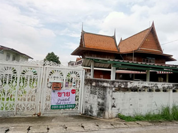 Two detached houses for sale in the heart of Saraburi city, Pak Phriew Subdistrict, Mueang Saraburi District, Saraburi Province. Land area: 1,616 square meter. Special price: 9.9 million baht, including transfer fees.