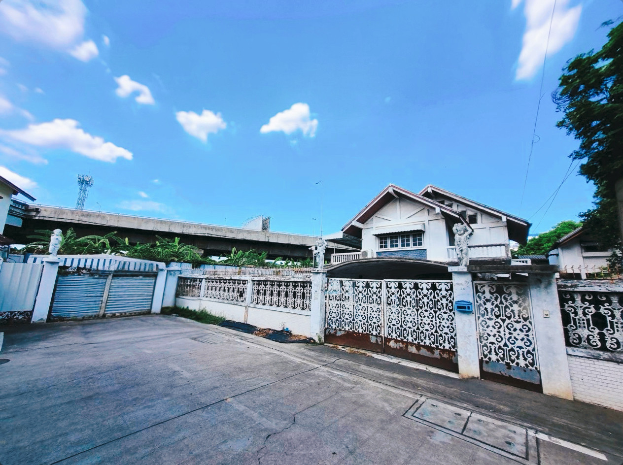 NPA property for sale, good location, suitable for investors, renovating, improving or demolishing a new one. On land with high potential, convenient travel, close to the main road, suitable for a home office. Large residences, offices or new developments