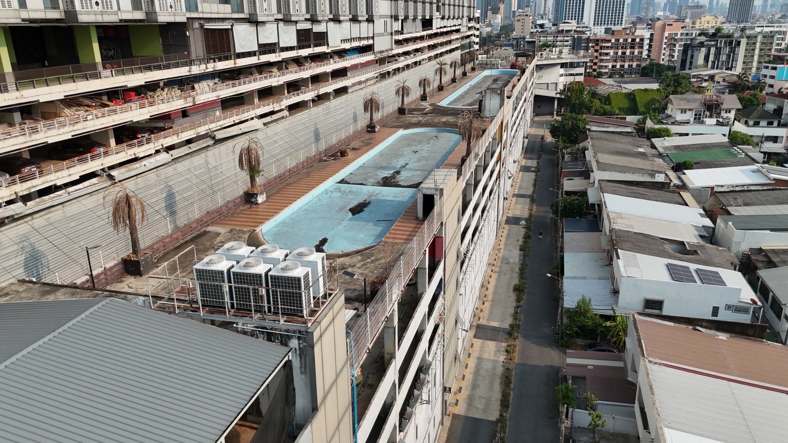 ให้เช่า อาคารสำนักงาน พร้อมที่จอดรถ 400 คัน แยกรัชดาภิเษก - ลาดพร้าว พื้นที่ 1,880 ตร.ม. ติดสวนลุมไนท์บาร์ซา 2 ทำเลทองเข้าออกได้ 2 ทาง – รูปที่ 2