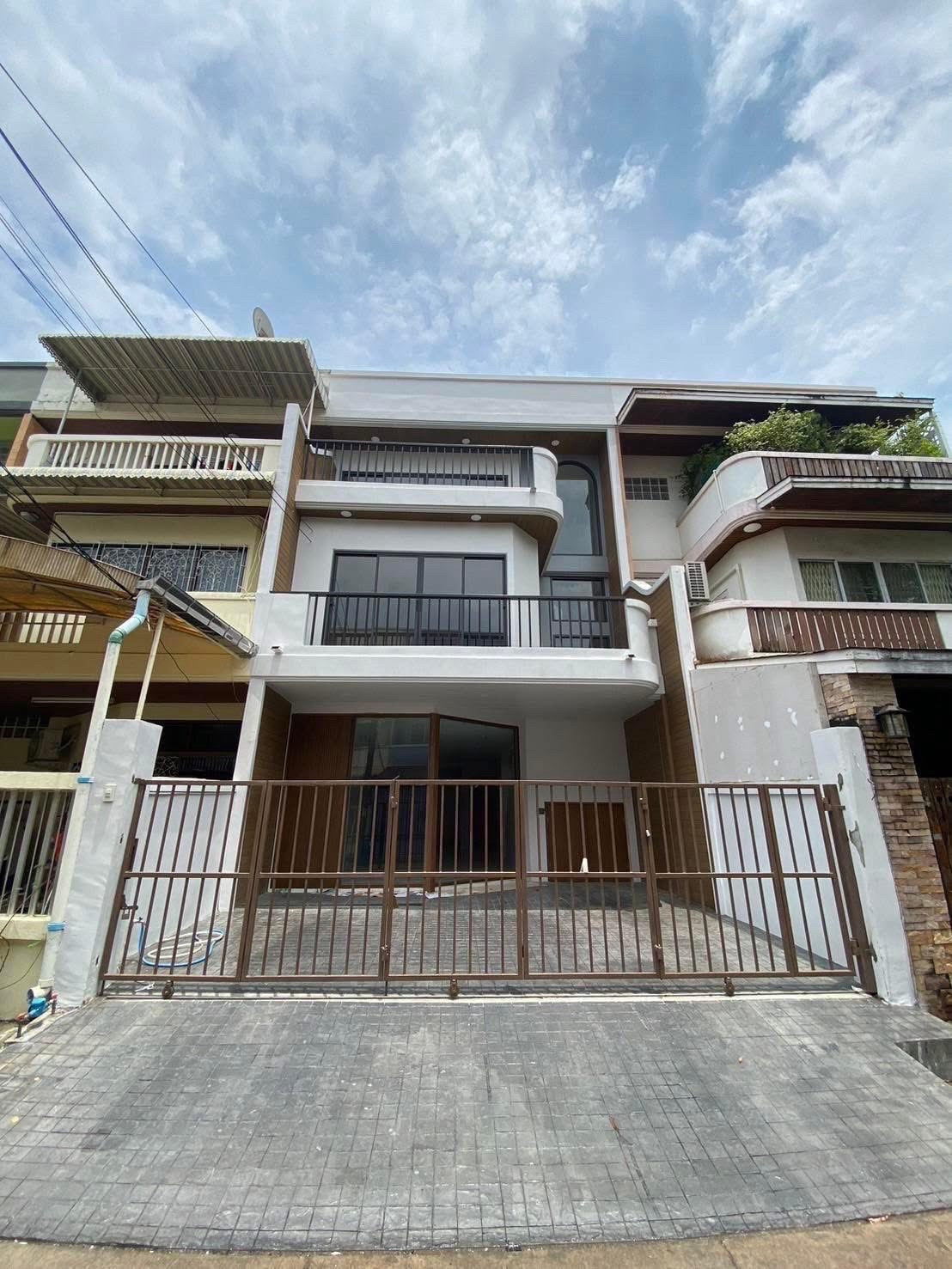 🏠 ทาวน์โฮม 3ชั้น รีโนเวทใหม่ ลาดพร้าว71 จอดรถ6คัน ราคา6.5ล้าน ☎️065-5365-165 🏠 ทาวน์โฮม 3ชั้น รีโนเวทใหม่ ลาดพร้าว71 จอดรถ6คัน ราคา6.5ล้าน ☎️065-5365-165