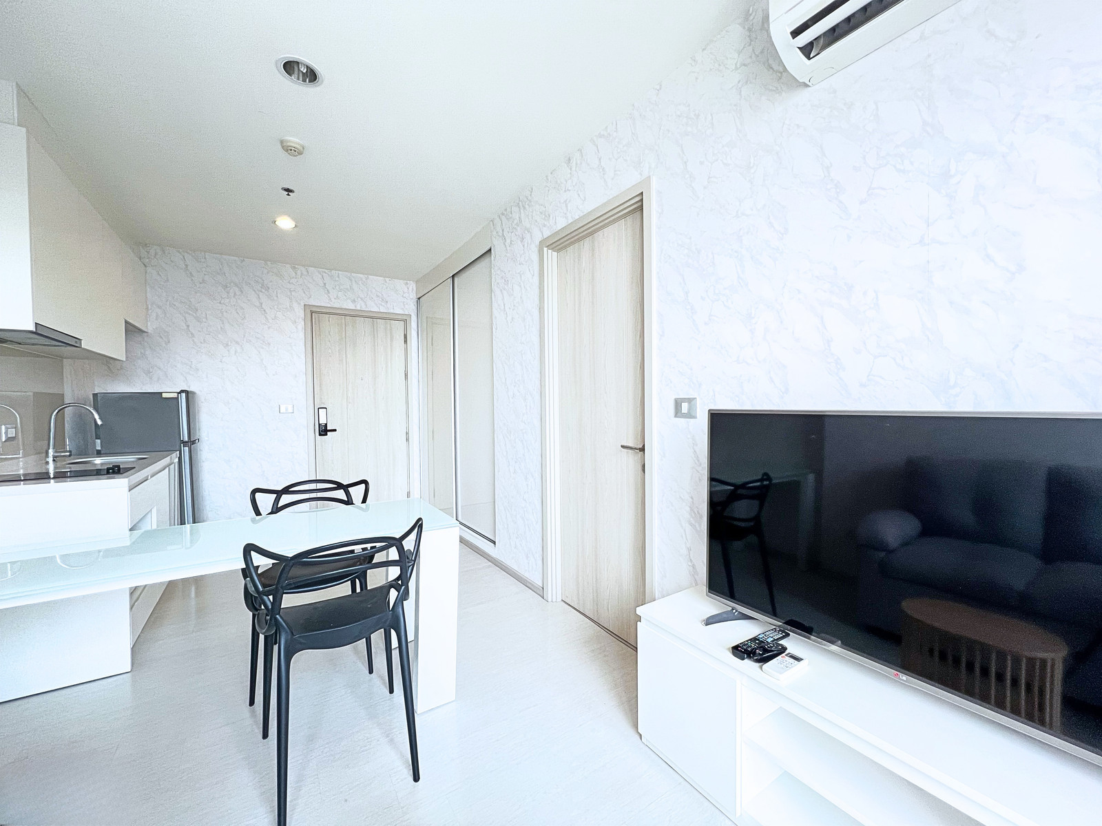 ให้เช่า พร้อมอยู่ ! Rhythm Sukhumvit 42 ใกล้รถไฟฟ้า BTS เอกมัย เพียง 200 เมตร – รูปที่ 2