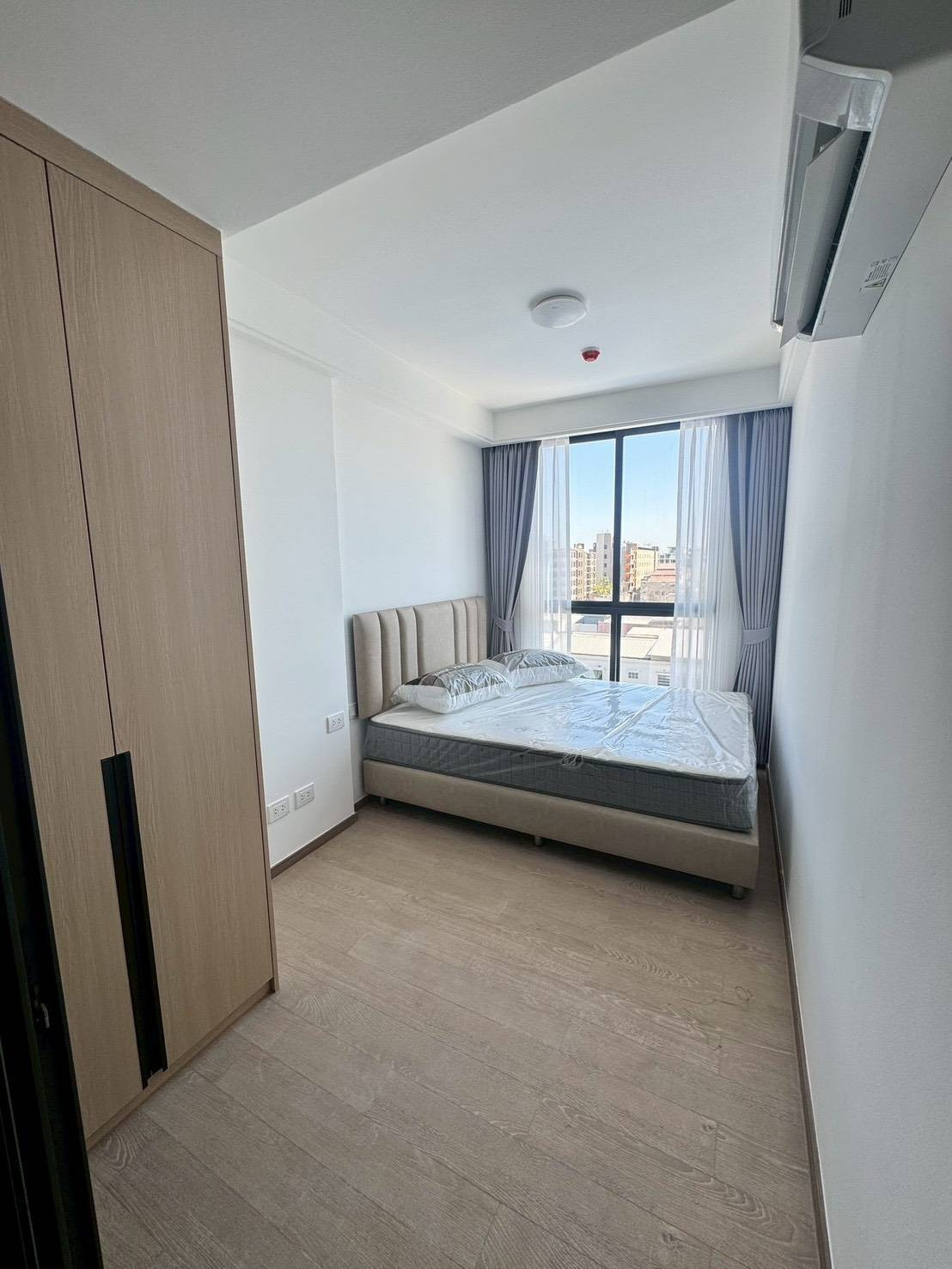 Condo for rent, 3 bedrooms, 2 bathrooms, Condo Regal Srinakarin 40, new room 58 sq m., opposite Seacon Srinakarin, near the Yellow Line.