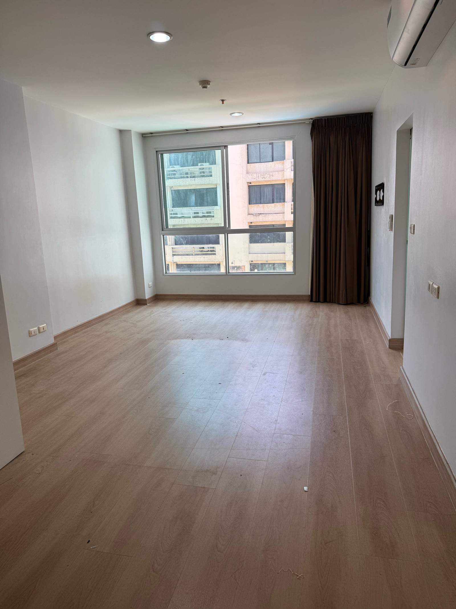 Rent/sell Life @ bts Thapra, large studio room, 33 square meters.