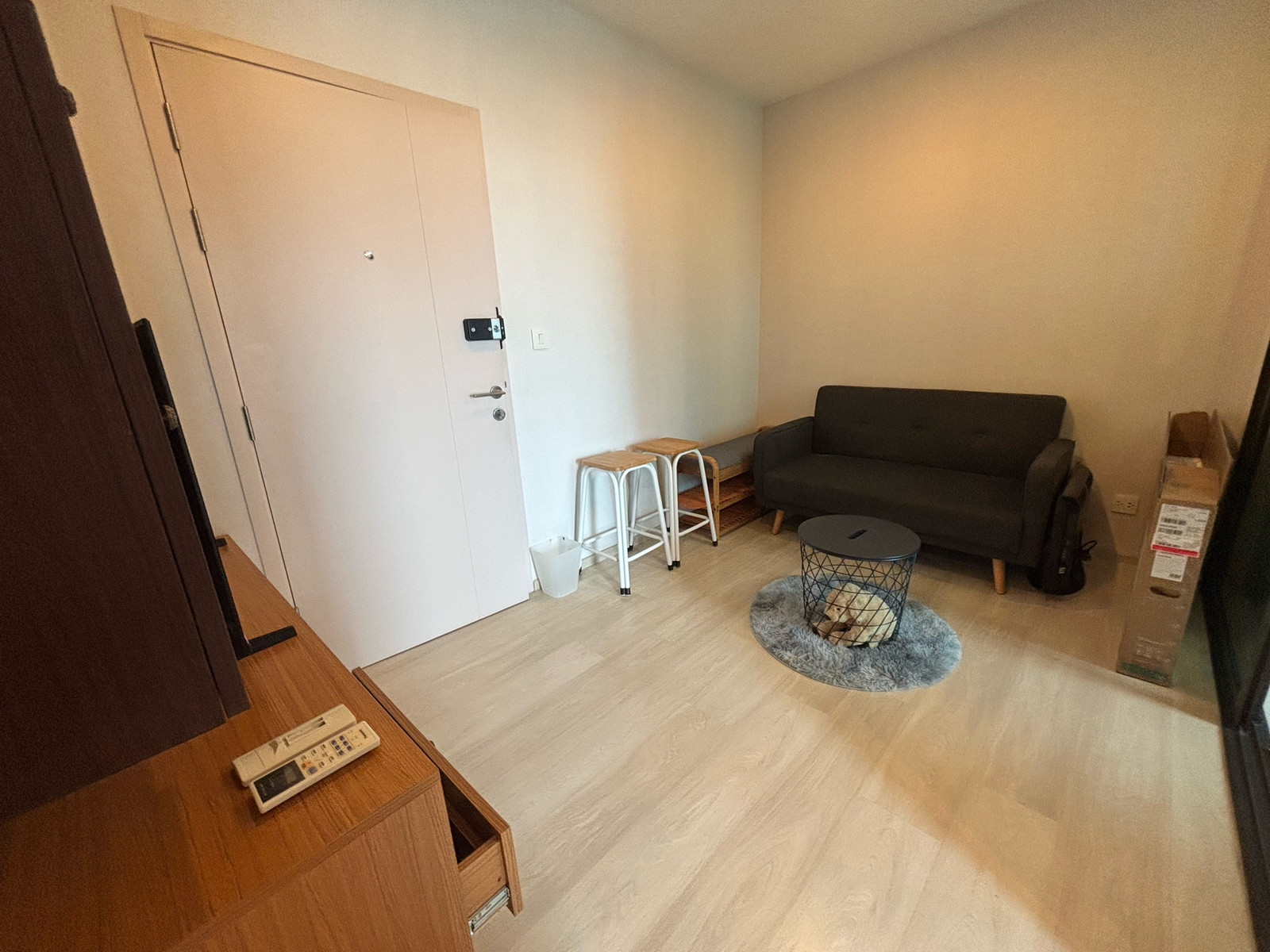📍 Condo for rent Life Pinklao
📌 21st floor line @900cqqhk tel 0859114585 
📐 Size 30 sq m.
🛏 1 bedroom | 🚿 1 bathroom | 📺 1 living room
💵 Rent 15,000 baht/month
(✅ There is parking)
📑 1 year contract (2 months warranty + 1 month advance)
✨ Complete furnitu