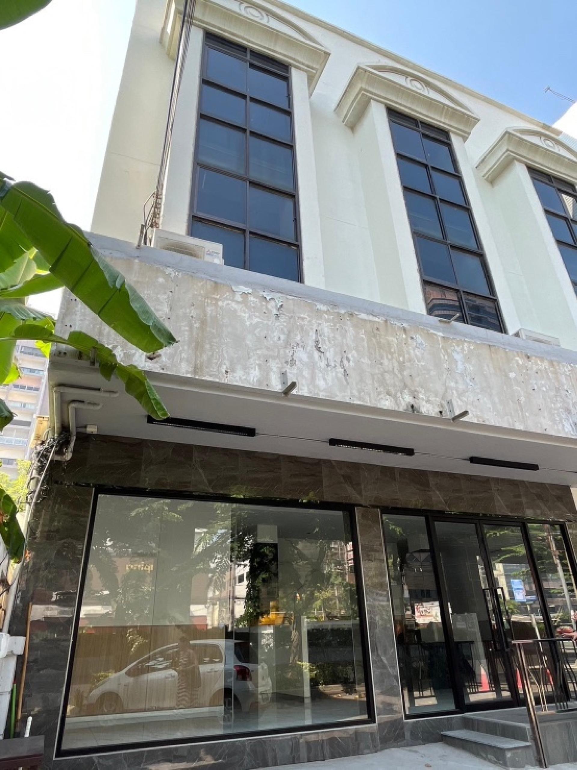 Commercial building for rent, 3 units, 4 floors, 54 square wah, 628 square meters, Pinklao location. Suitable for business, clinic, shop, business.