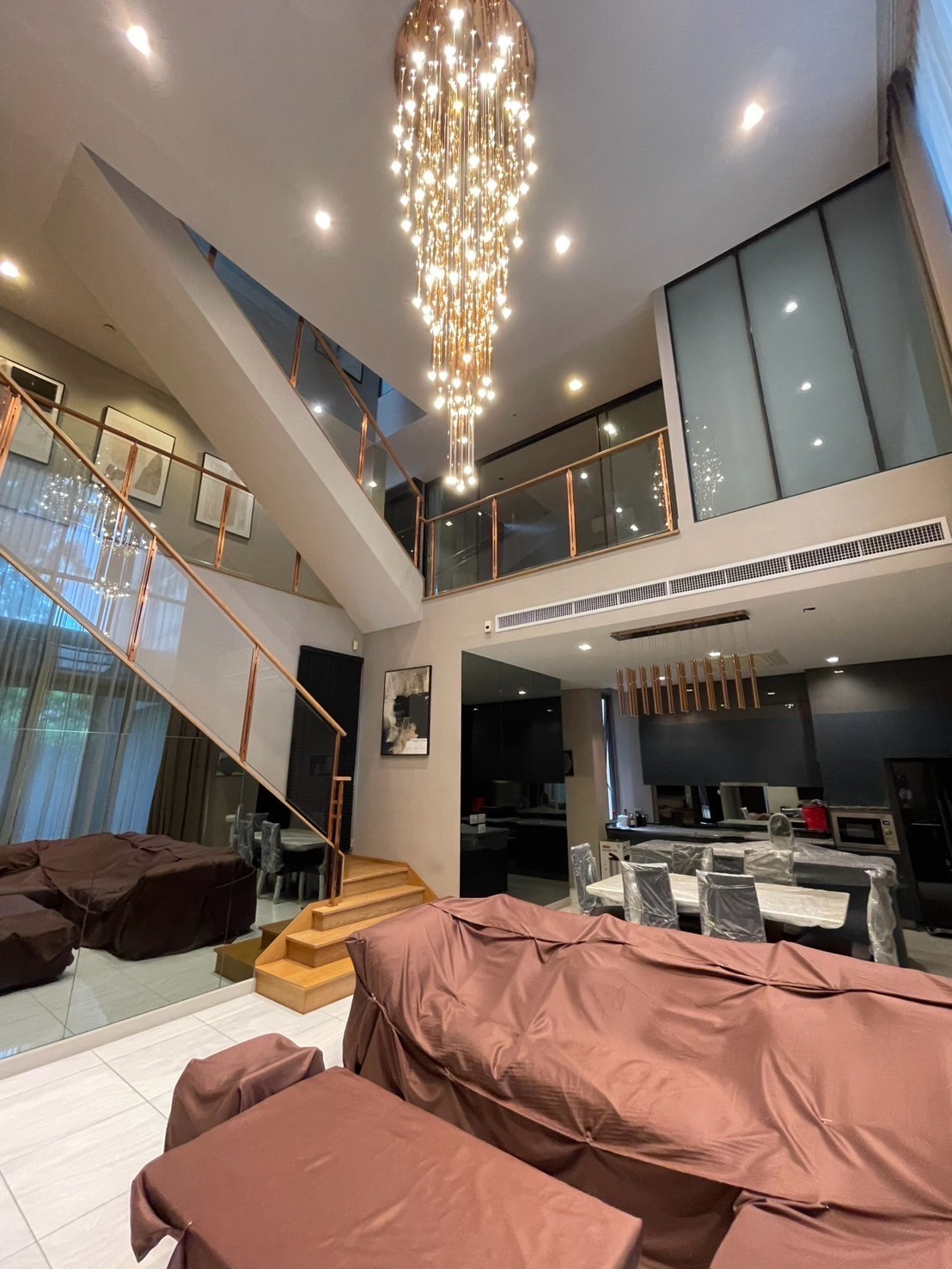 For sale-rent, 3-story detached house, Artale Phatthanakan - Thonglor 📍
Corner house, main road, garden and swimming pool view. For sale-rent, 3-story detached house, Artale Phatthanakan - Thonglor 📍
Corner house, main road, garden and swimming pool view.