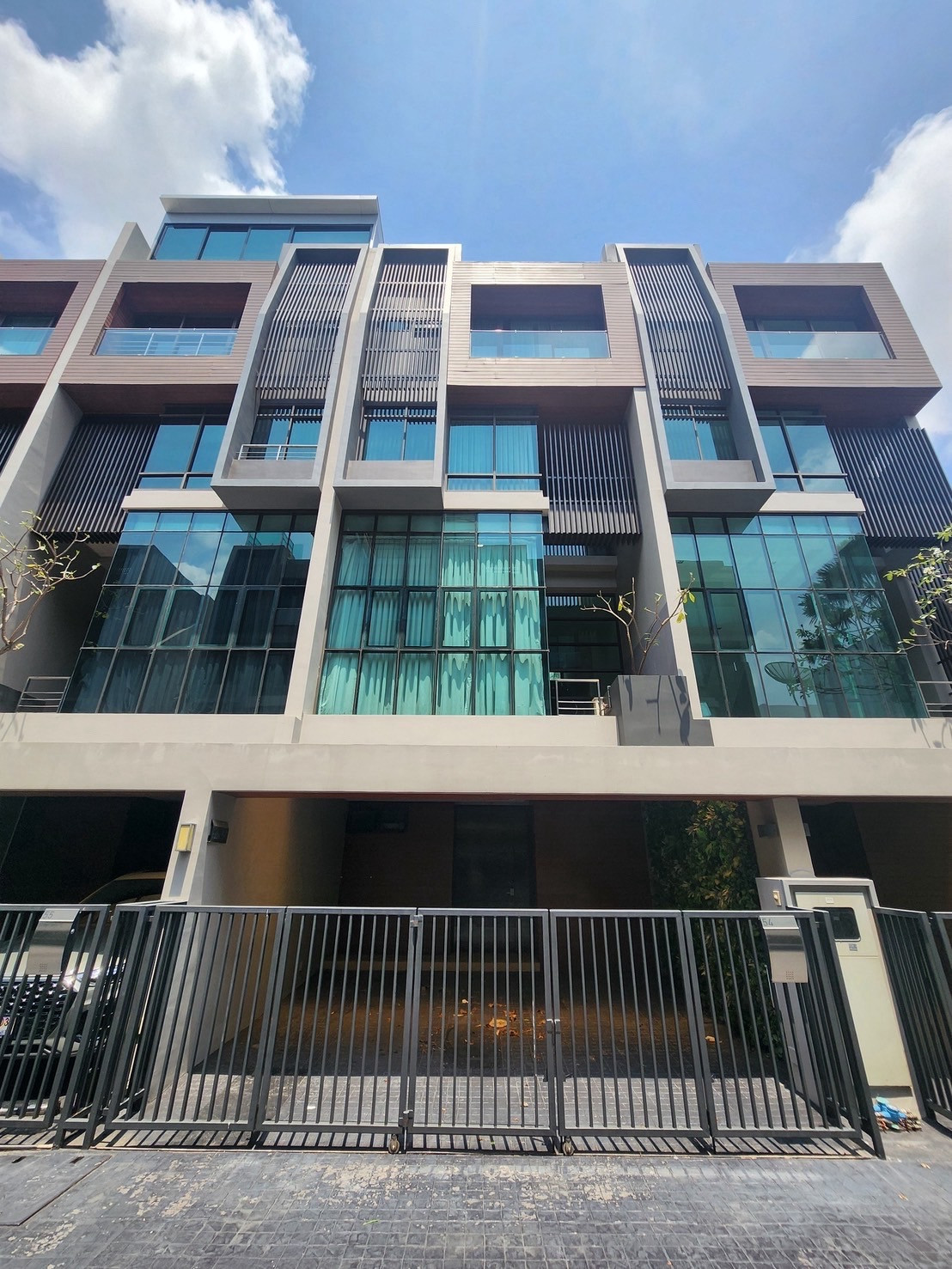 FOR RENT MODERN TOWNHOME AT SOI EKKAMAI 22 SUKHUMVIT 63 PET ALLOWED WELCOME - UNFURNITURE