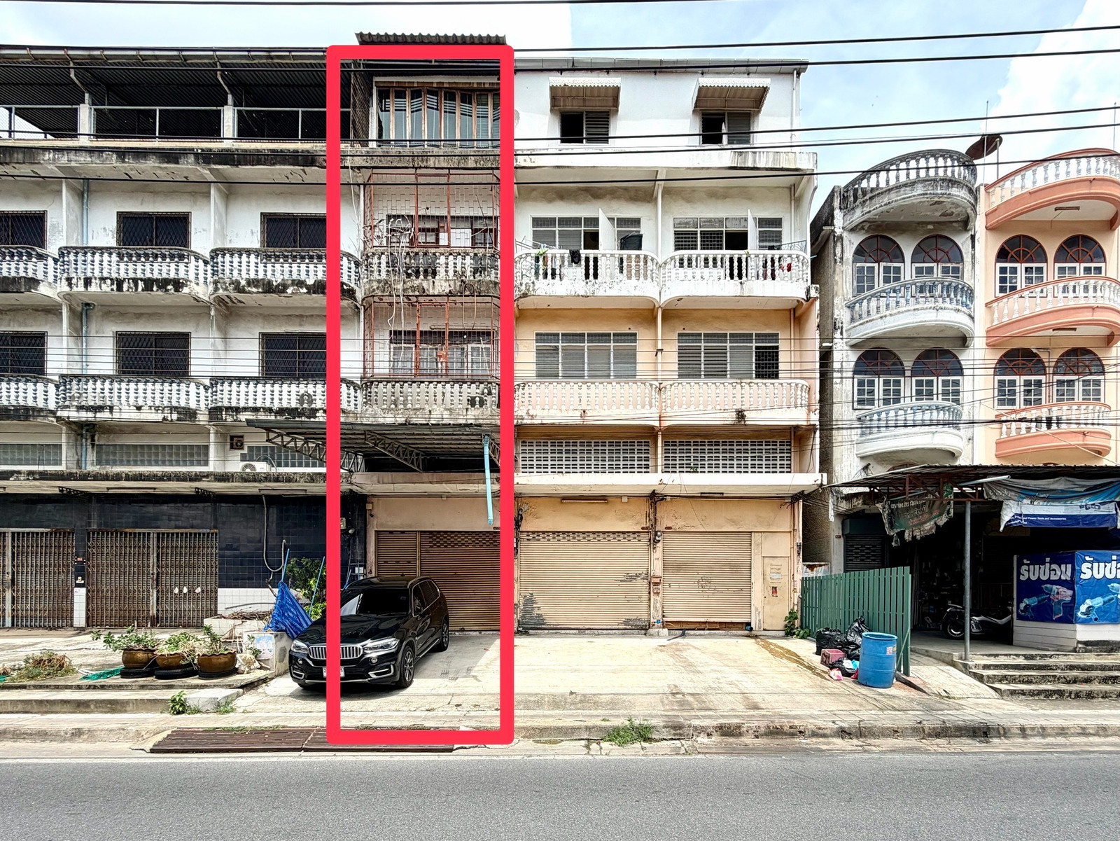 Cheap commercial building for sale, 19 sq m., with 3 adjoining units, 57 sq m., adding on the back to fill the area, Soi Kamnan Maen, divided for sale. Cheap commercial building for sale, 19 sq m., with 3 adjoining units, 57 sq m., adding on the back to fill the area, Soi Kamnan Maen, divided for sale.