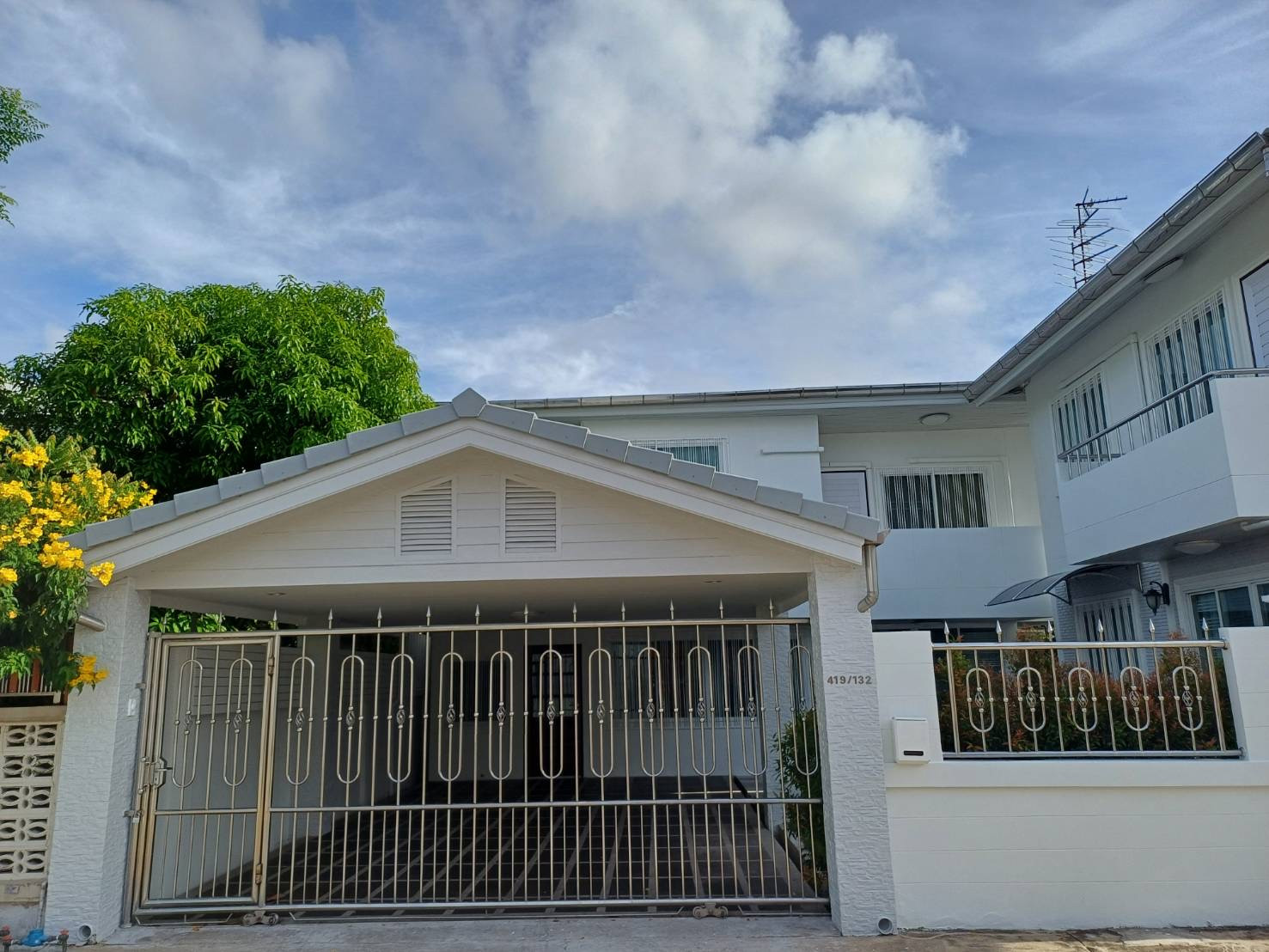 Single house for rent, Thippawan Village, Thepharak, with some furniture.