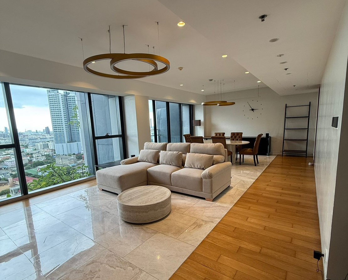 The Met Condominium The Met Sathorn is located in the central business district.